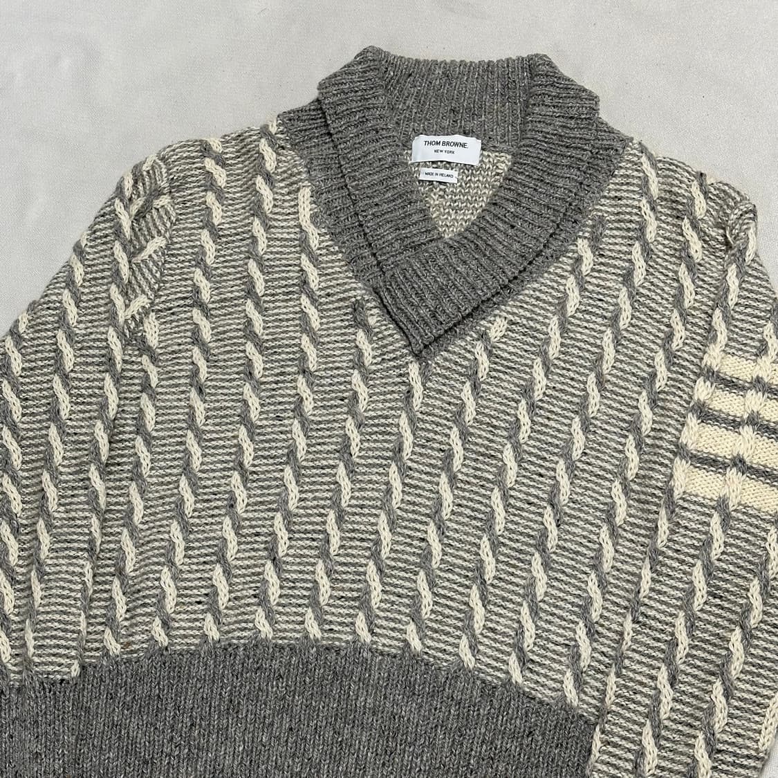 4 톰브라운 트위스트 케이블 브이넥 니트 상품이미지1