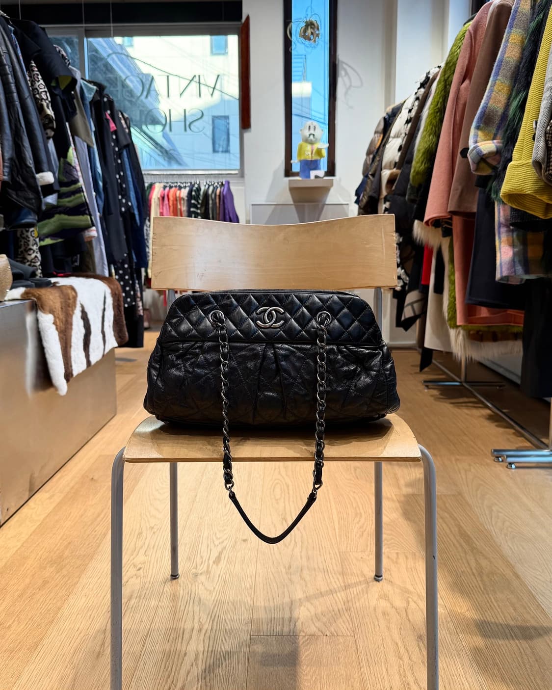 샤넬 블랙 이리데슨트 카프스킨 시크 퀼팅 볼링백 상품이미지1