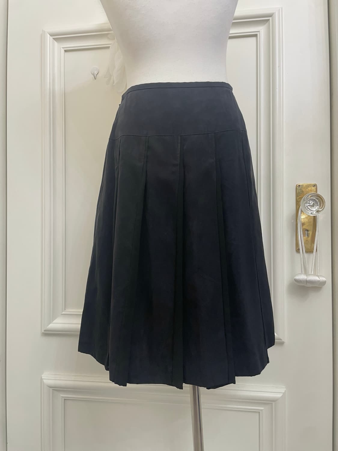 black pleats suade midi skirt(size-38) 상품이미지4