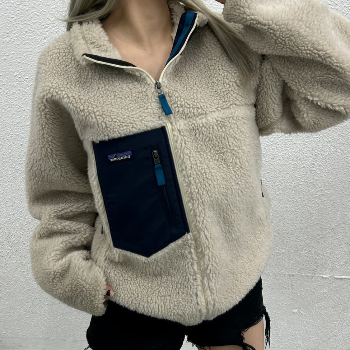 파타고니아 포켓로고 아이보리 신칠라 후리스 M 상품이미지1