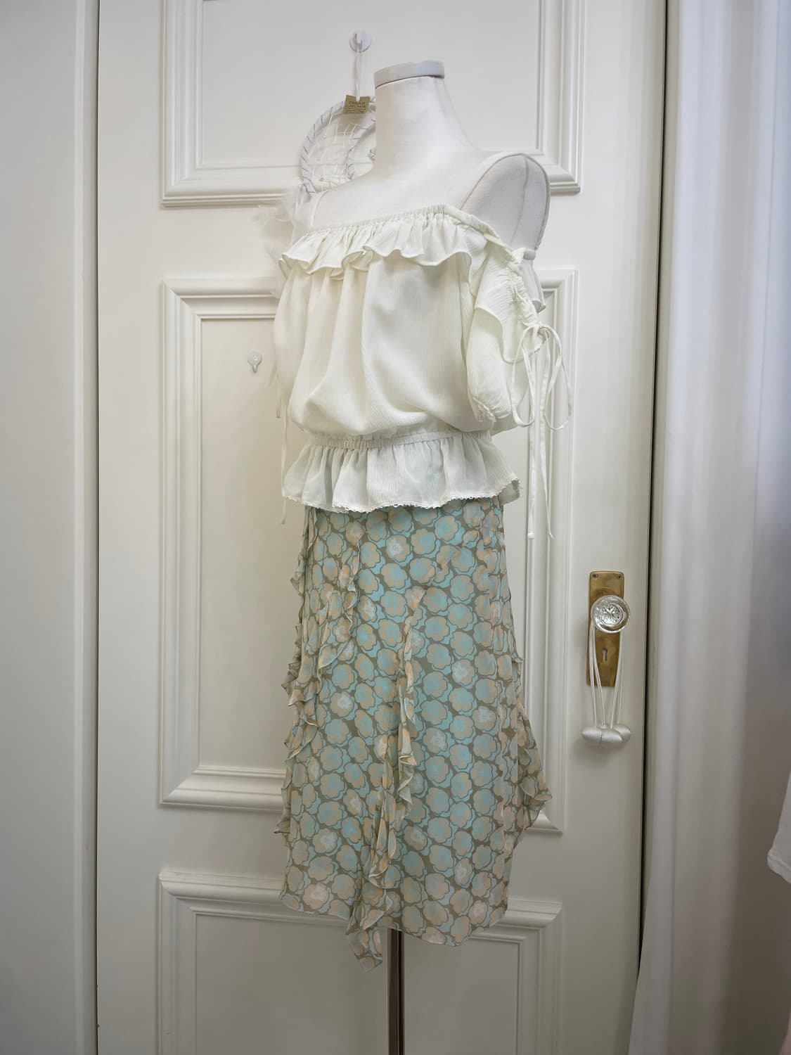 cream lace-up off shoulder ruffle blouse 상품이미지2