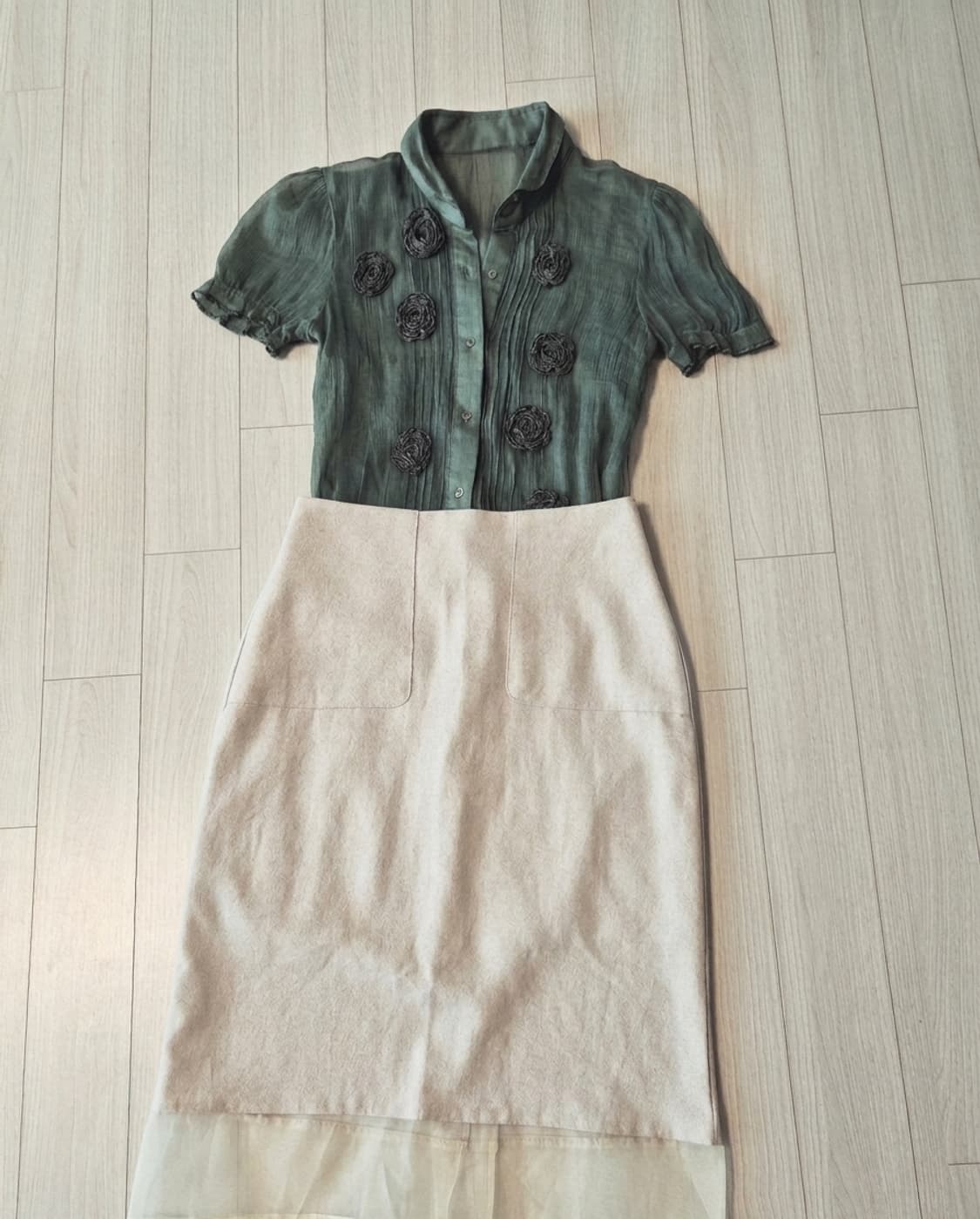 입체 플라워 디테일 퍼프 블라우스 상품이미지1