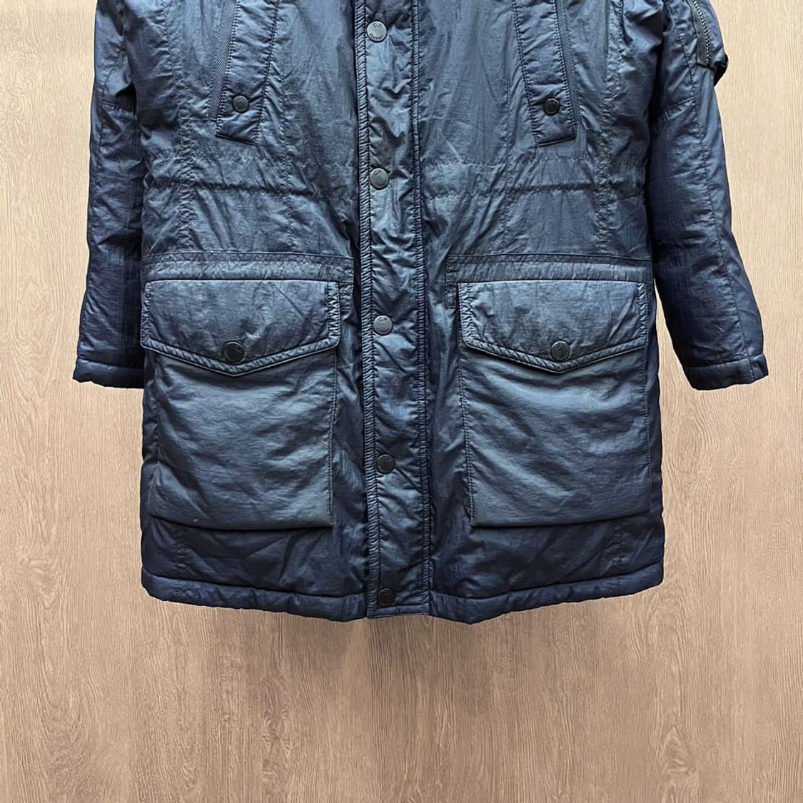 C.P. 컴퍼니 고글 파카 패딩 하이넥 슬리브 포켓 디테일 네이비 상품이미지5