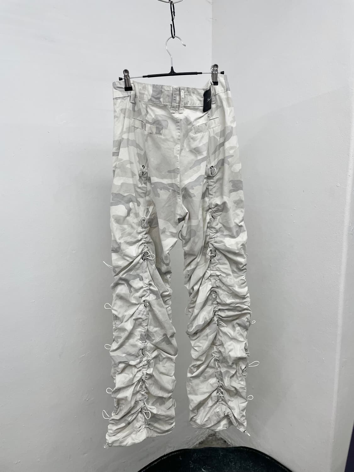 스모크라이즈 화이트 카모 스토퍼 디테일 팬츠 상품이미지8