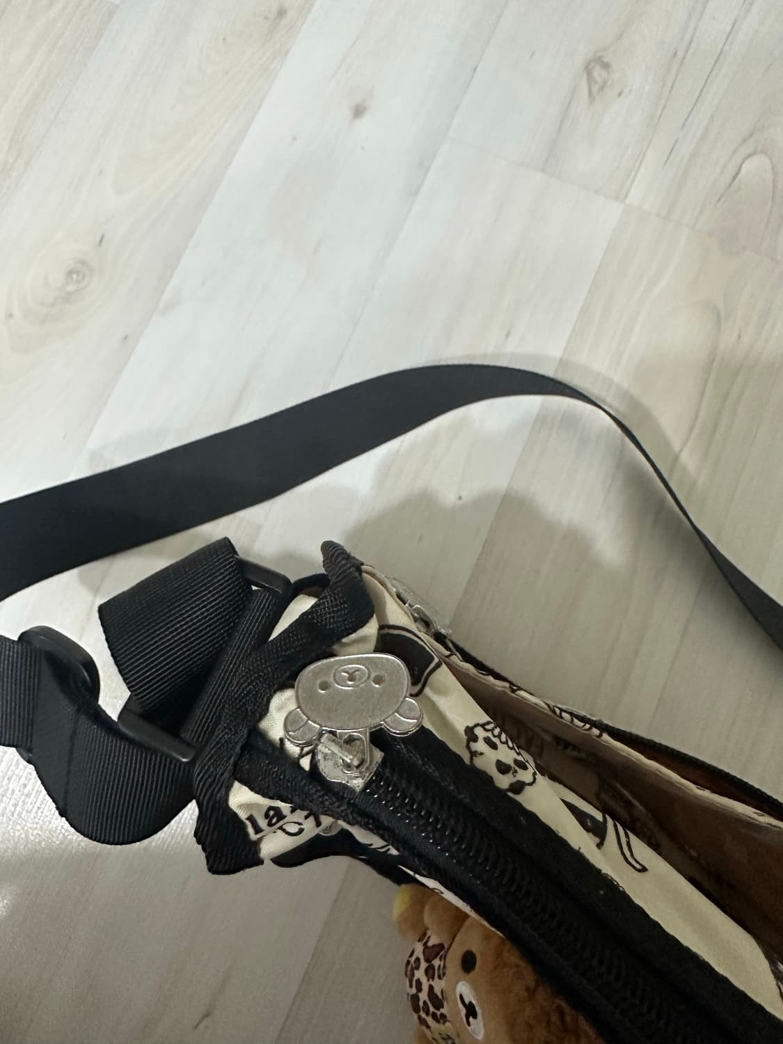 리락쿠마 크로스백 상품이미지3