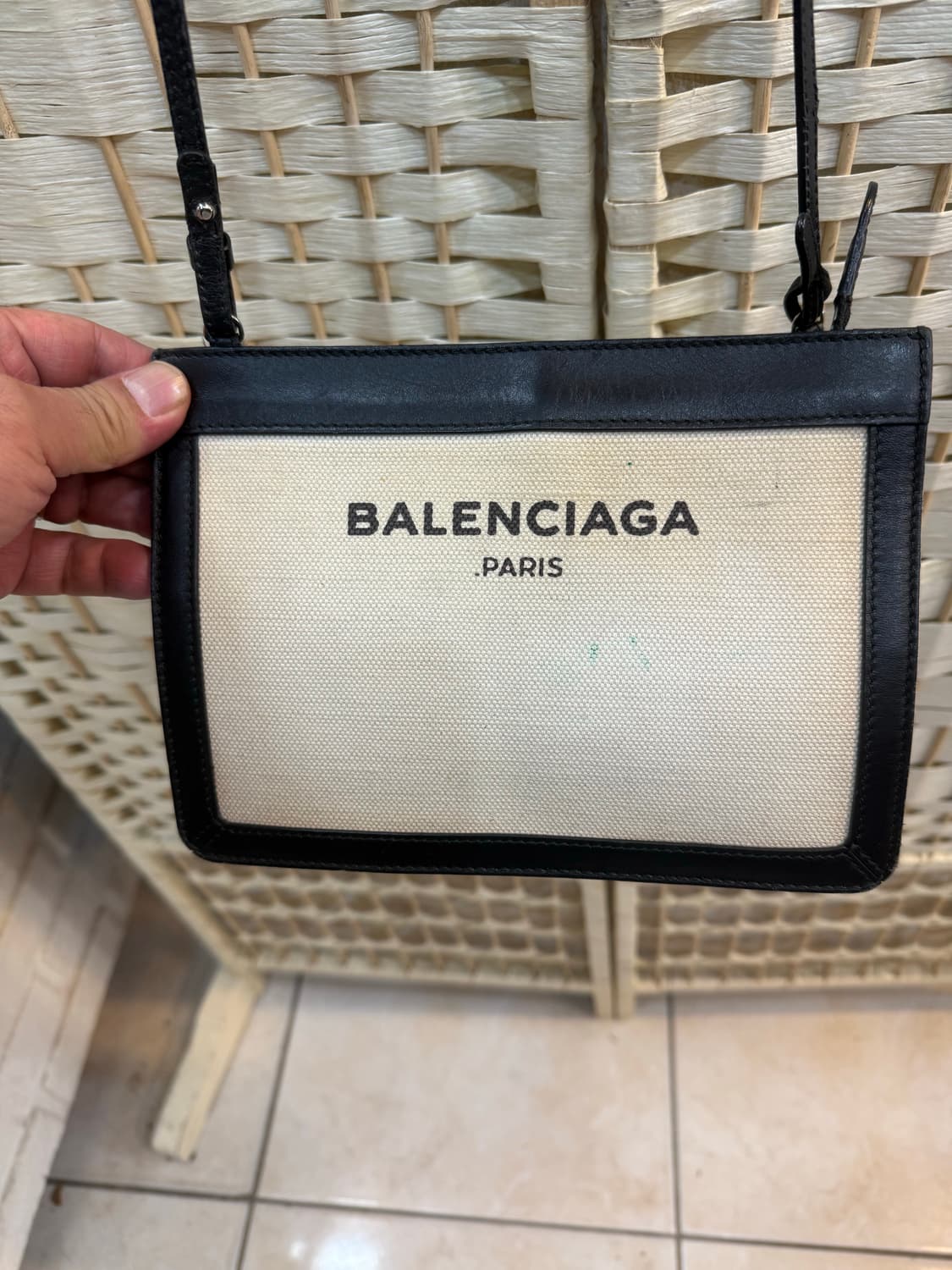 정품 발렌시아가 캔버스 포세트 크로스백 팝니다 상품이미지2