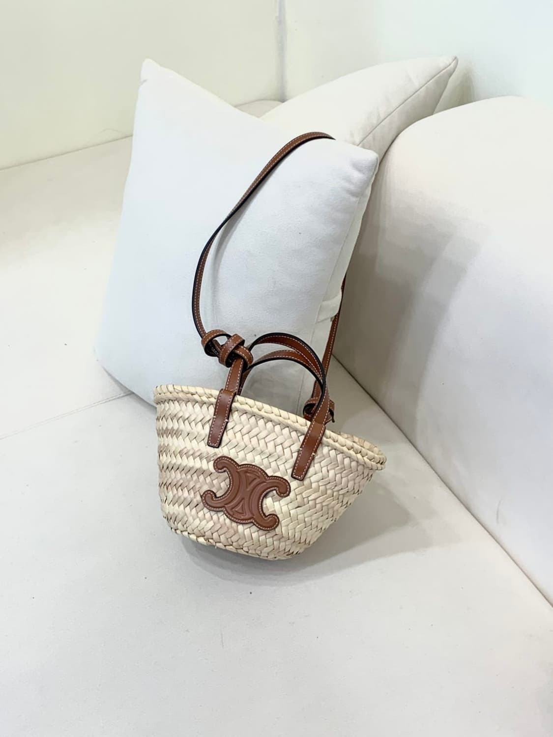 셀린느 라피아 & 카프스킨 나노 트리옹프 셀린느 클래식 파니에 탄 (정품 상품이미지1