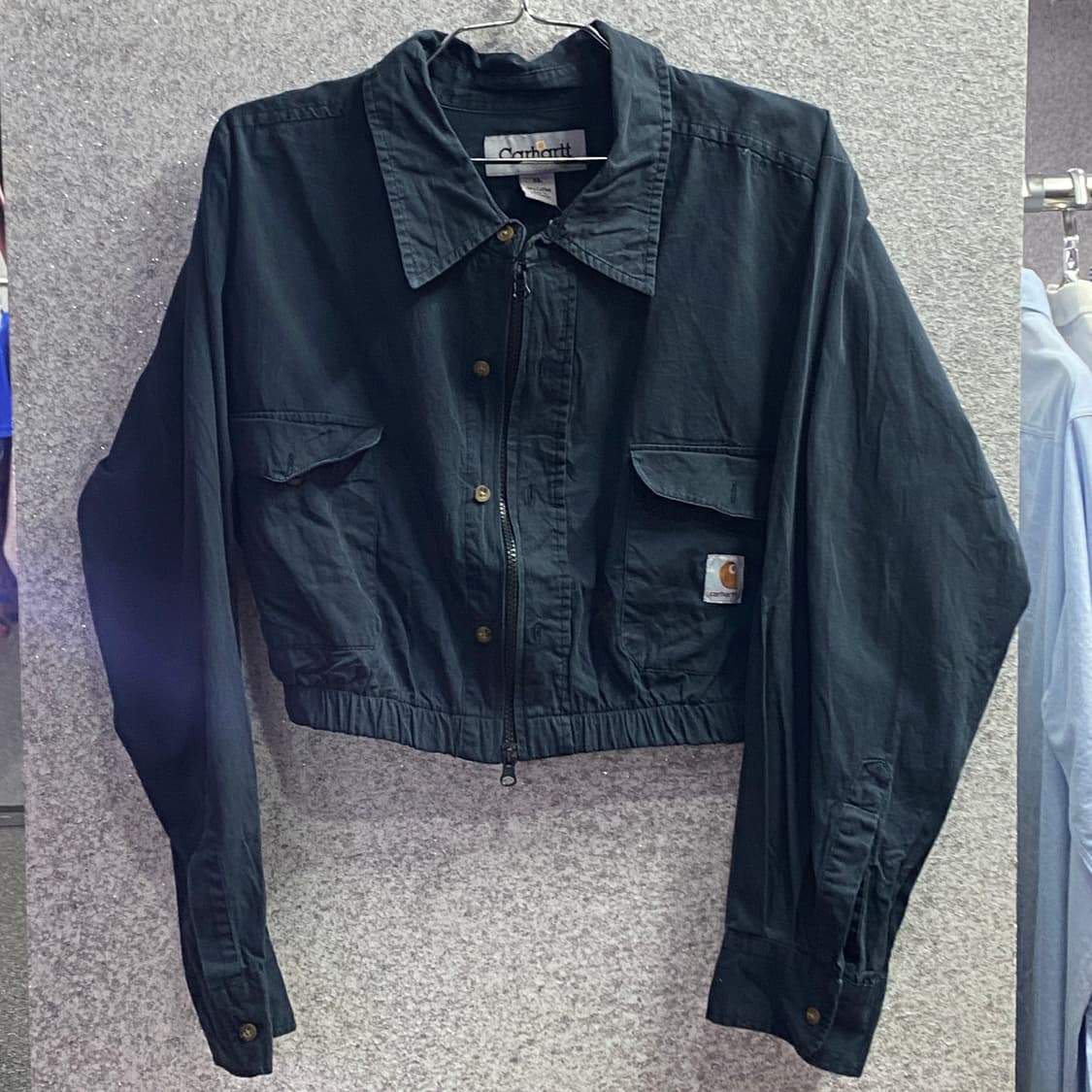 칼하트로고 크롭 리메이크 셔츠 B3185 상품이미지2