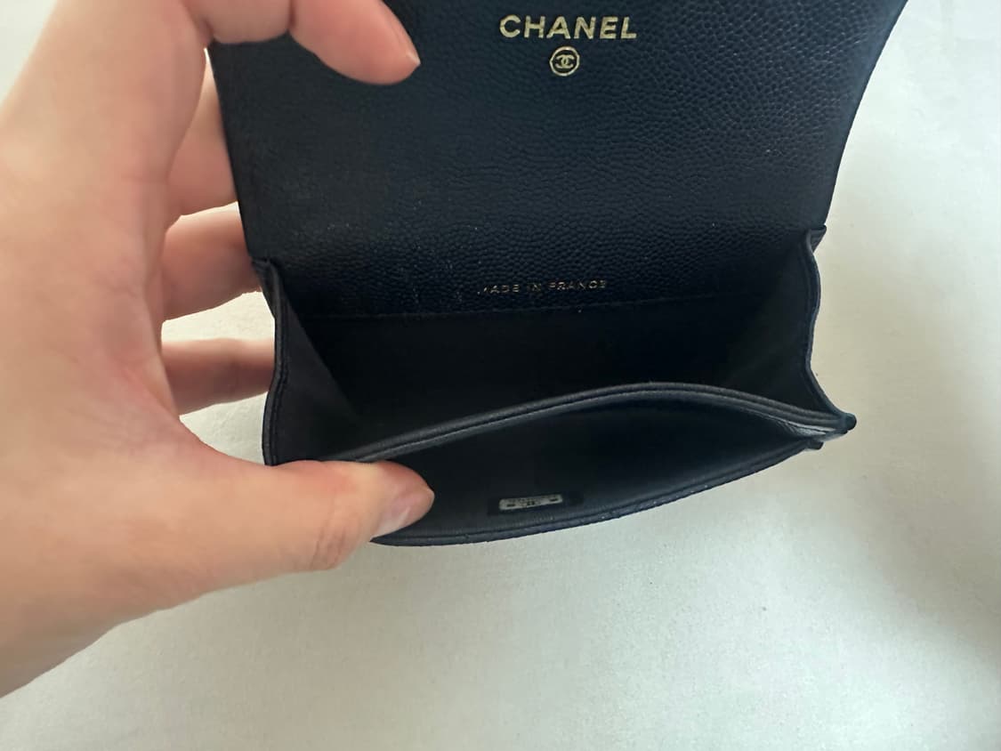 샤넬 클래식 네이비 카드 홀더 그레인드 카프스킨 & 골드 메탈 상품이미지4