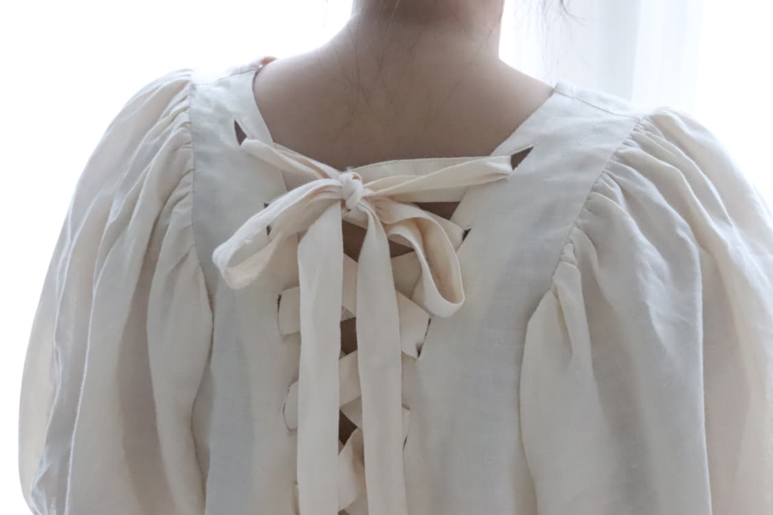 [Crisp] Back Ribbon Puff Linen Blouse 상품이미지5