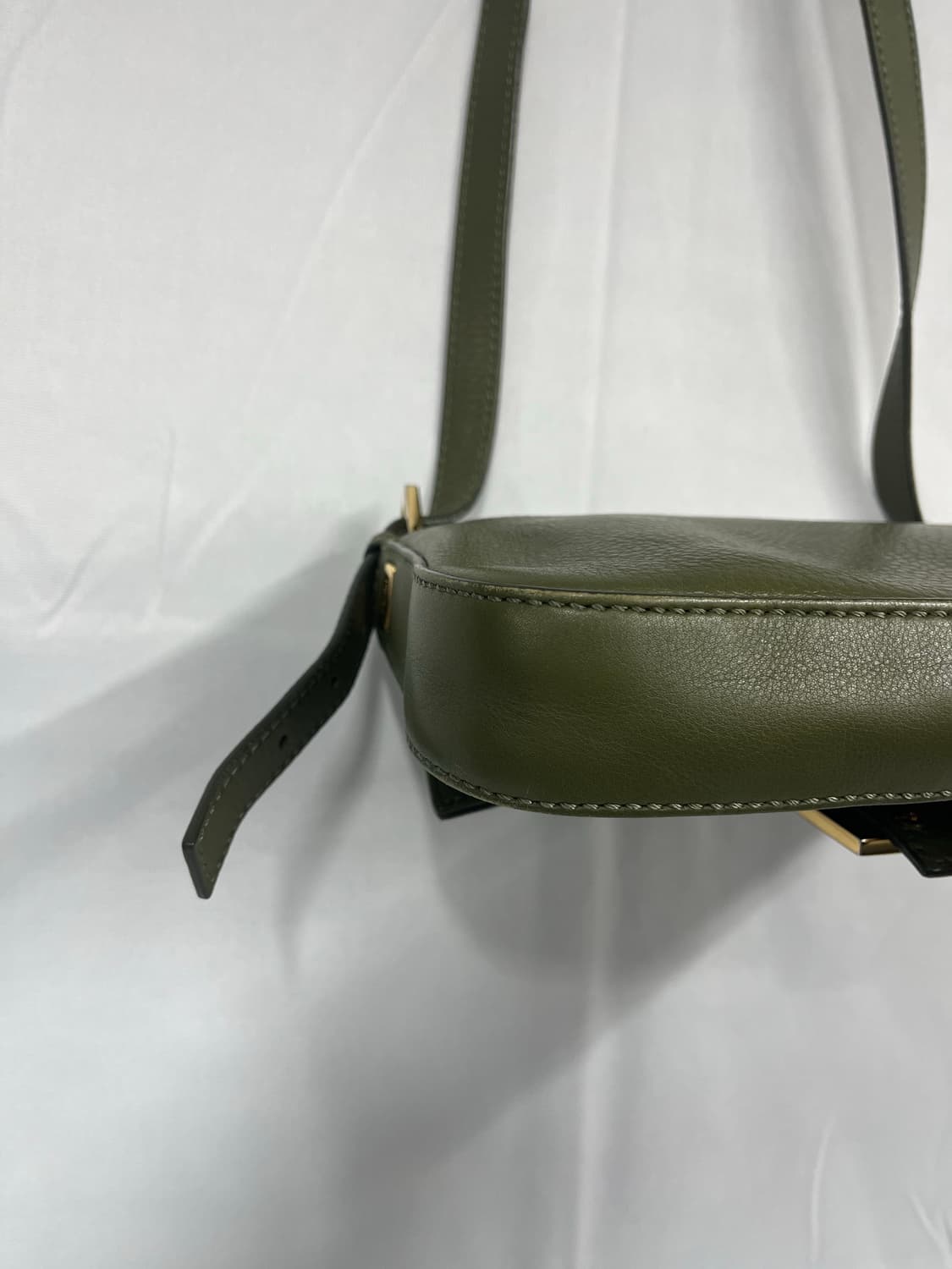 FENDI 펜디 바게트 레더 크로스백 카키 상품이미지6