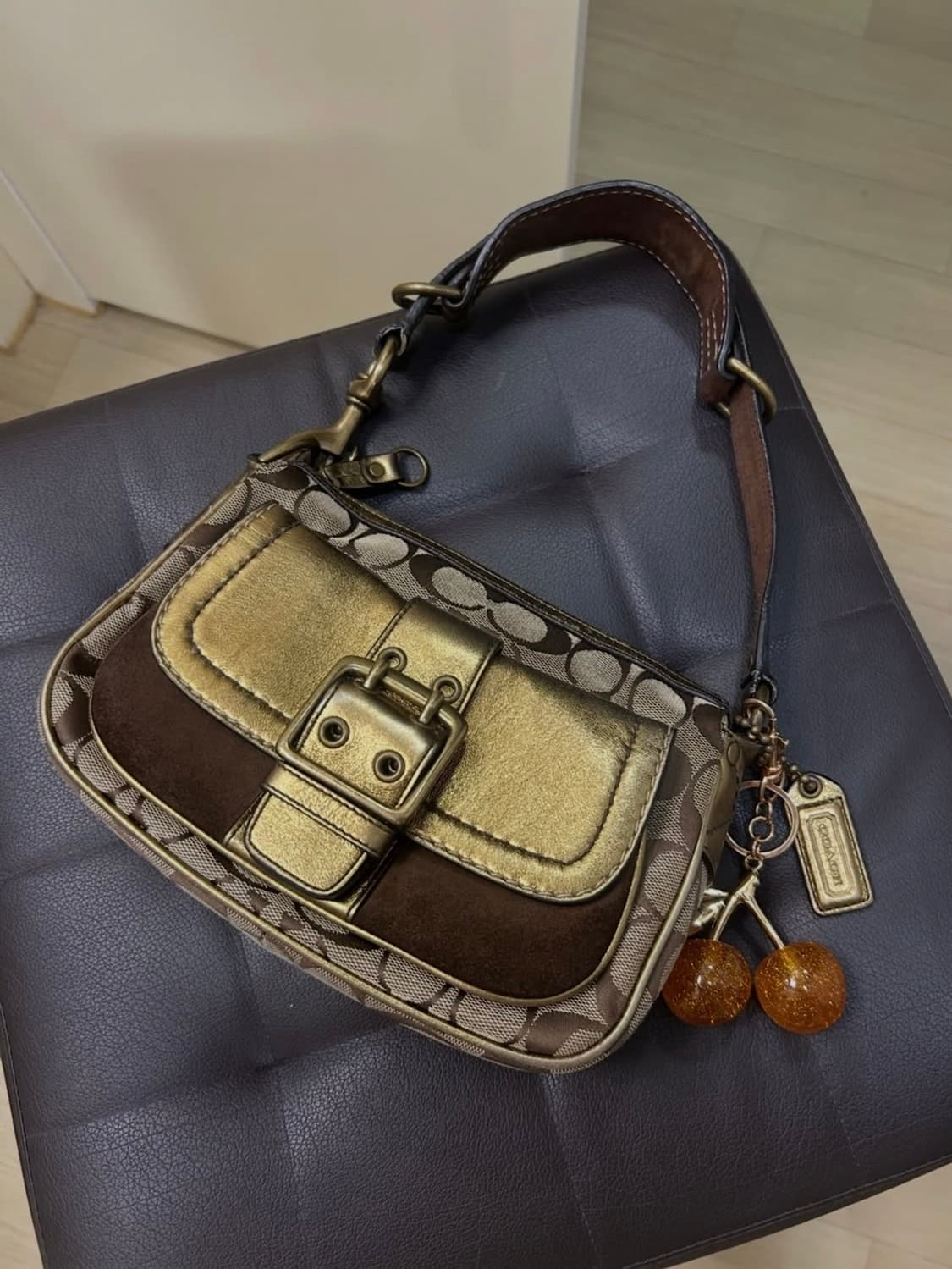 코치 아카이브 골드 숄더백 리미티드 에디션(2004) 상품이미지1