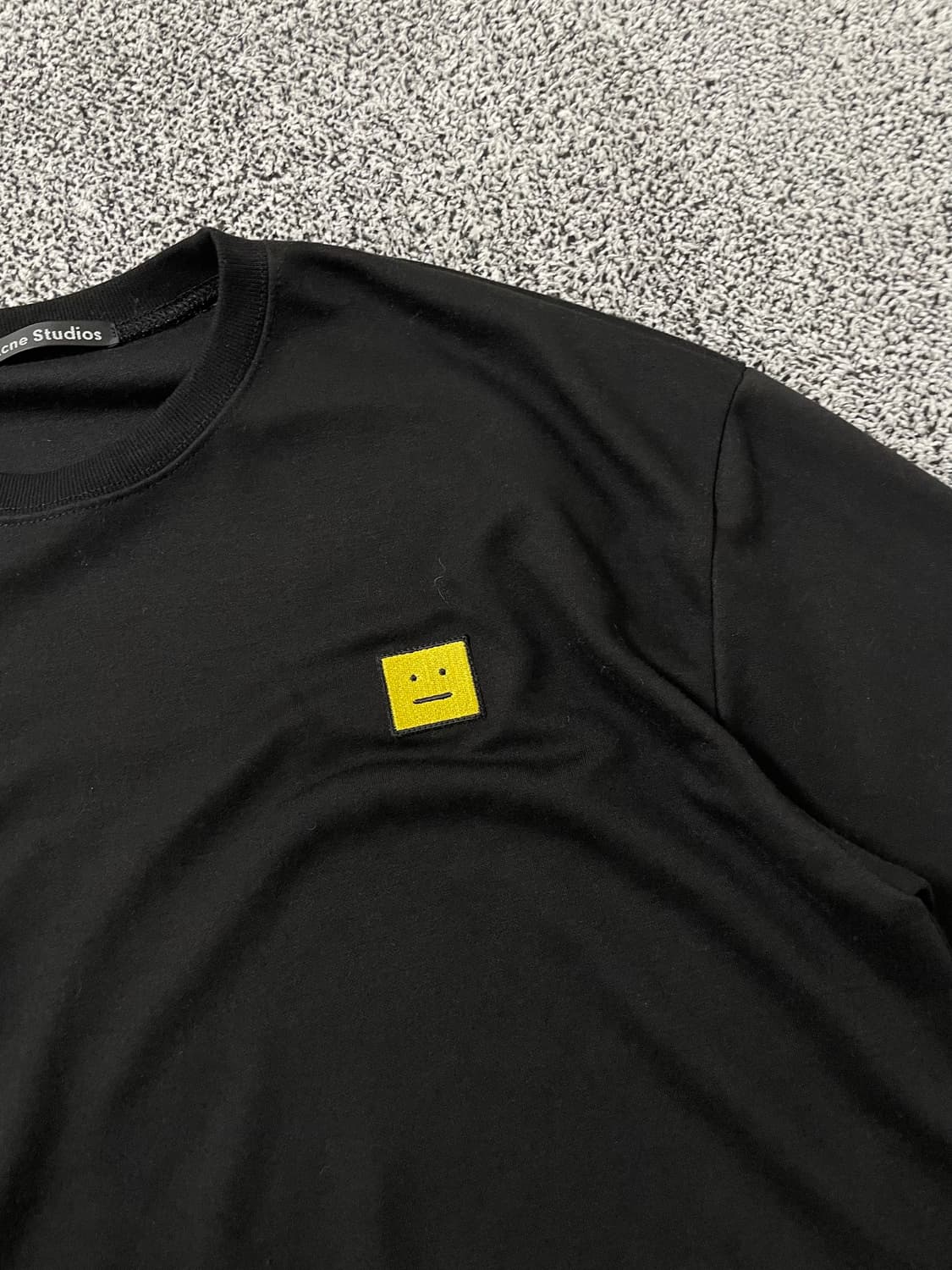 빈티지9. 아크네스튜디오 페이스 패치 맨투맨 스웻셔츠 블랙 옐로우 상품이미지2