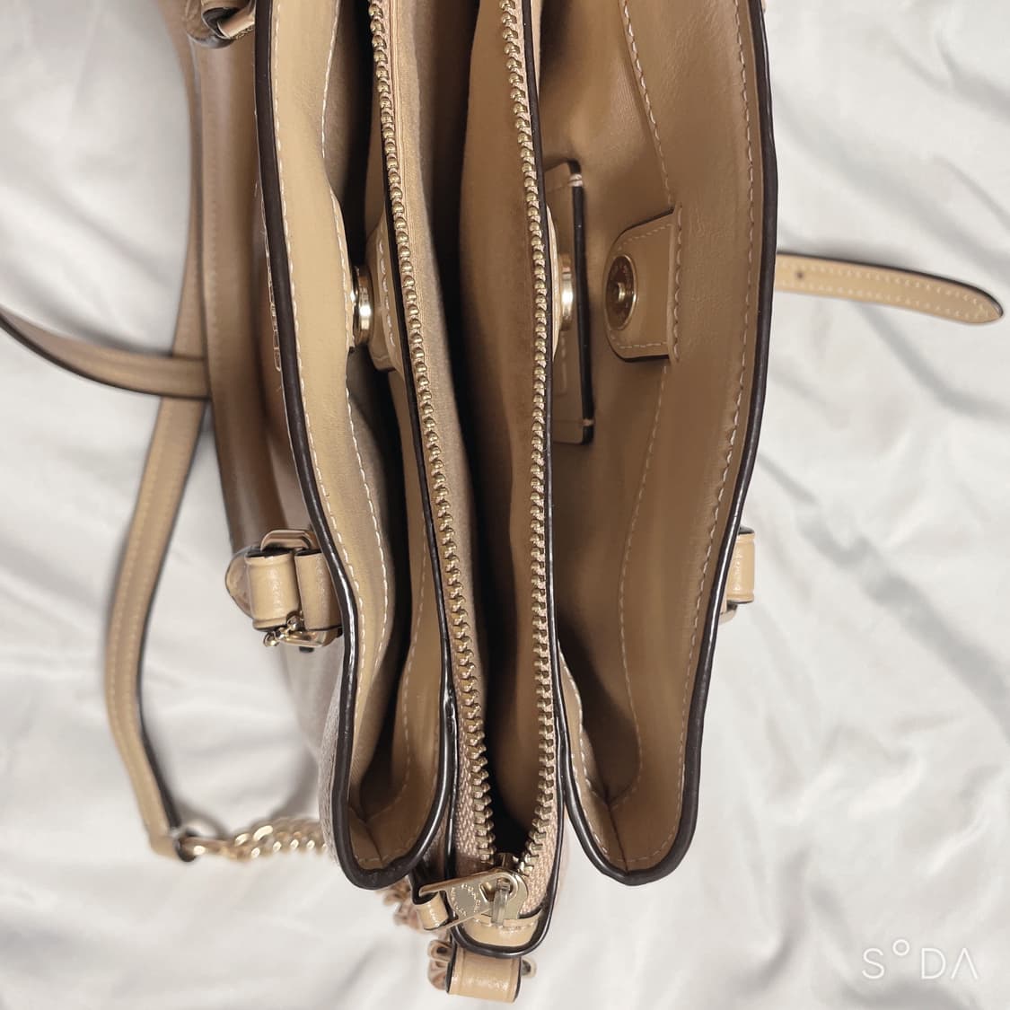 코치 베이지 크로스백 상품이미지9