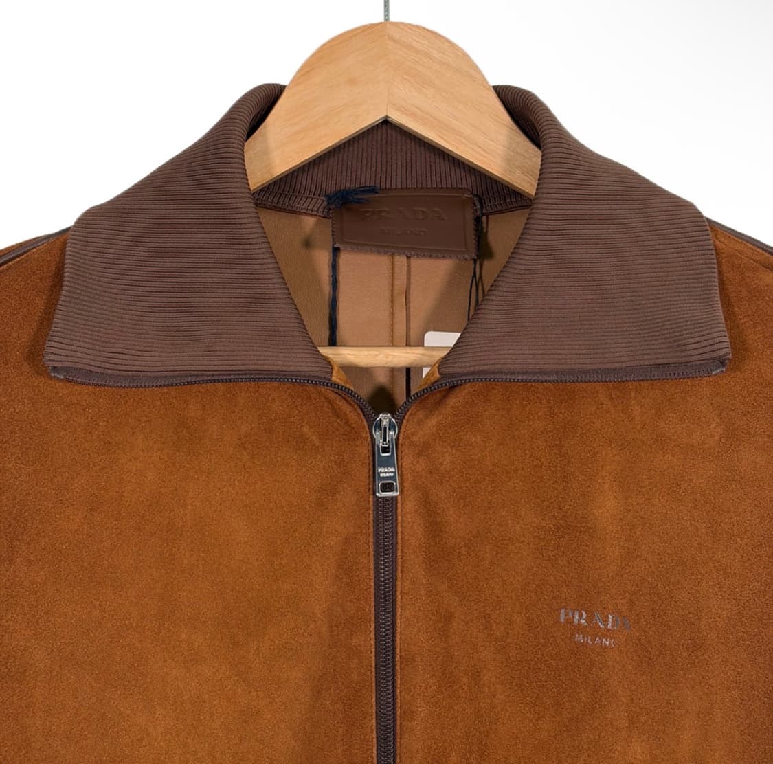 [50] 프라다 25fw 남성 벨벳 스웨이드 레더 블루종 자켓 꼬냑 상품이미지3
