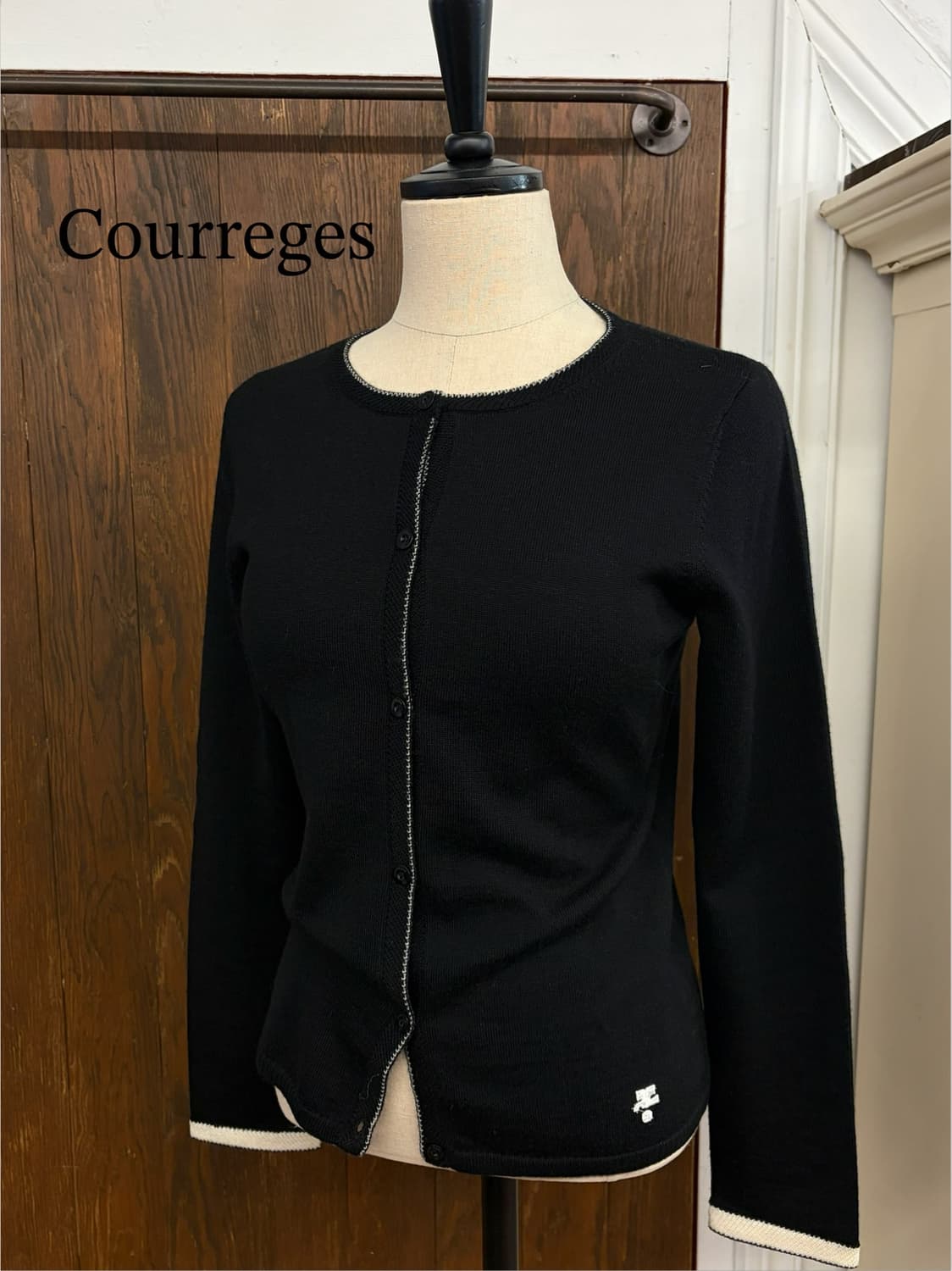 꾸레쥬 정품 블랙 배색 로고가디건 상품이미지1