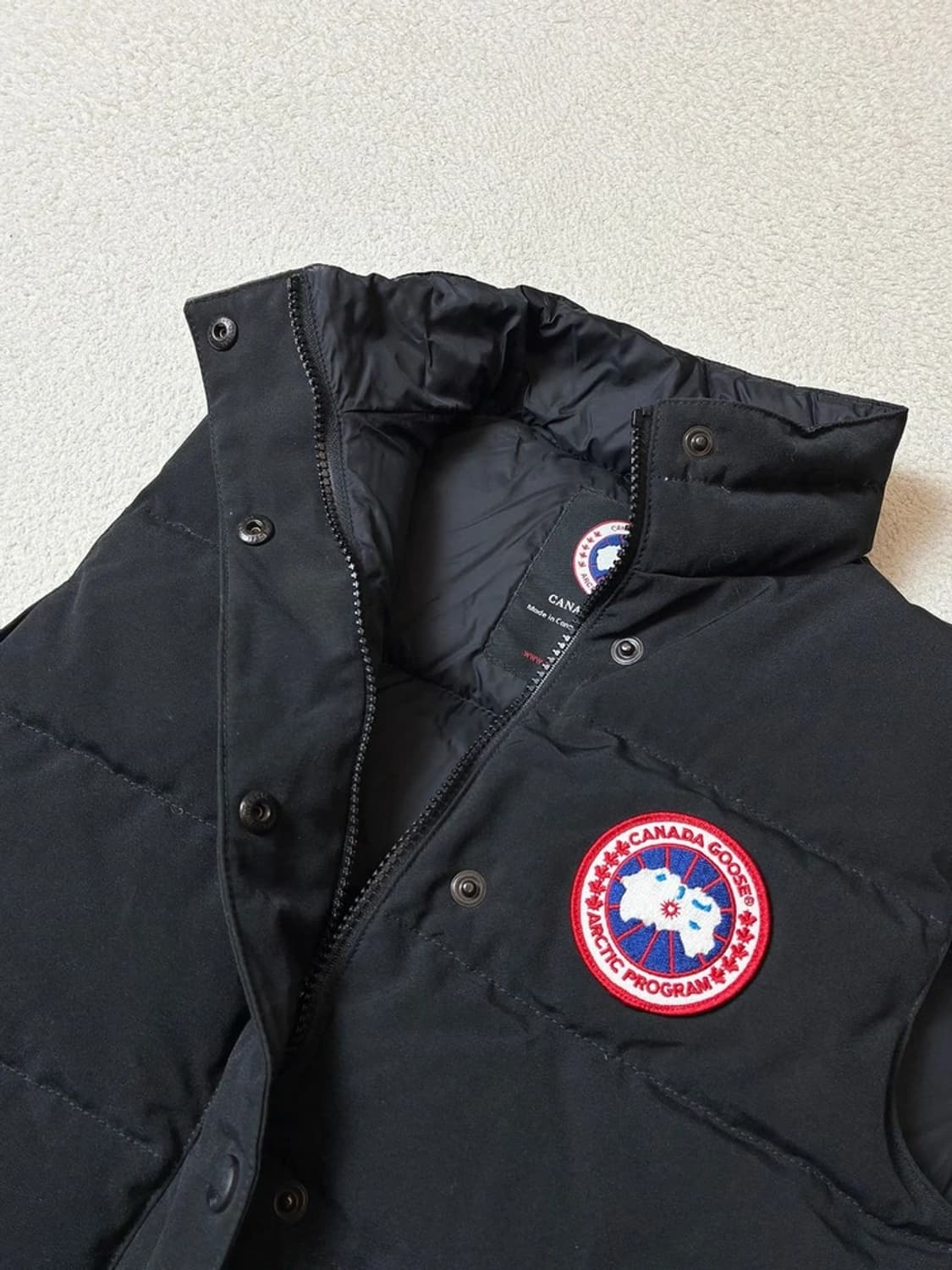 캐나다구스 14FW 경량 로고 와펜 패딩 조끼 PN7733 상품이미지4