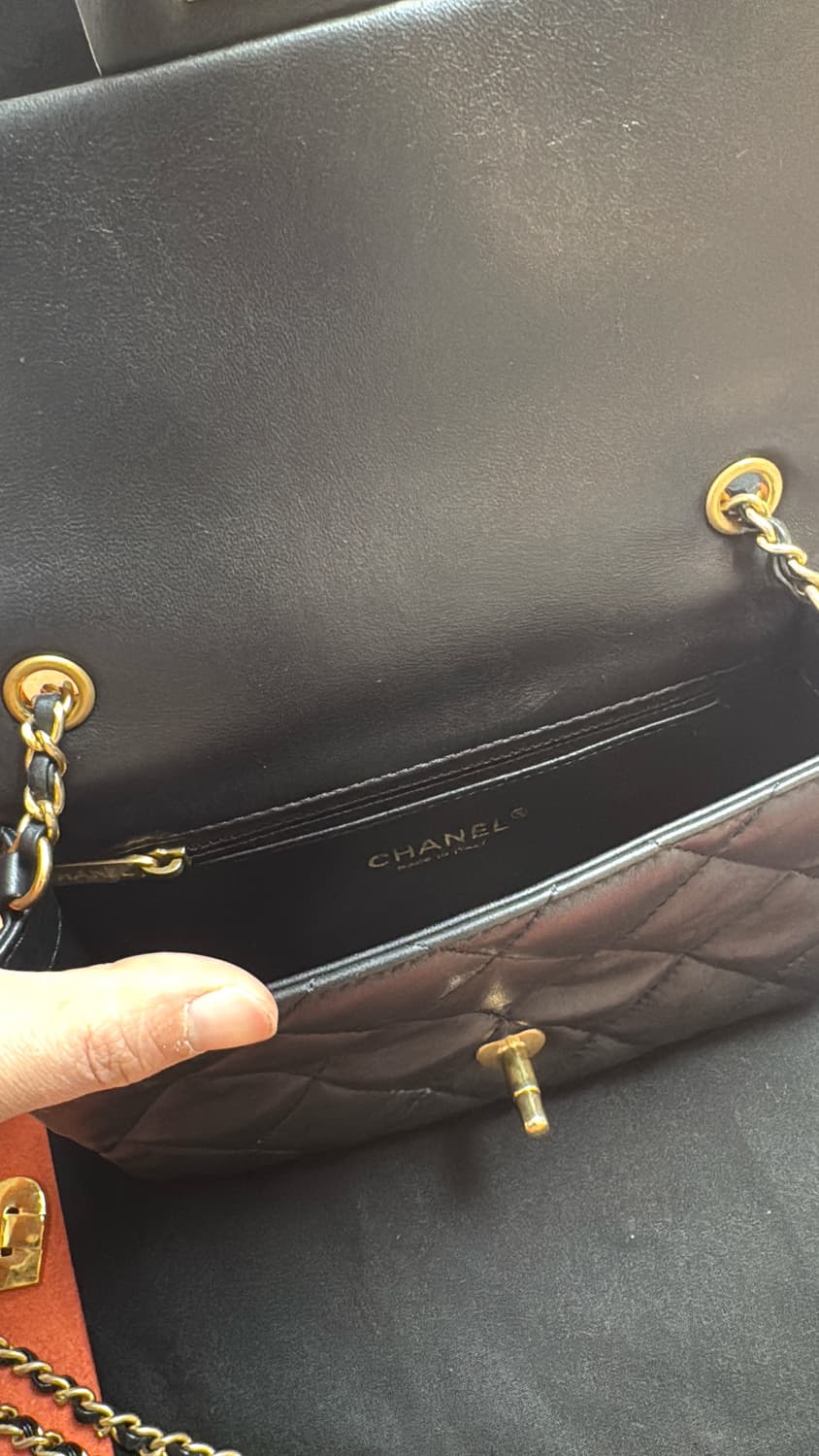 샤넬 클래식 하트참 미니 플랩백 블랭 상품이미지8