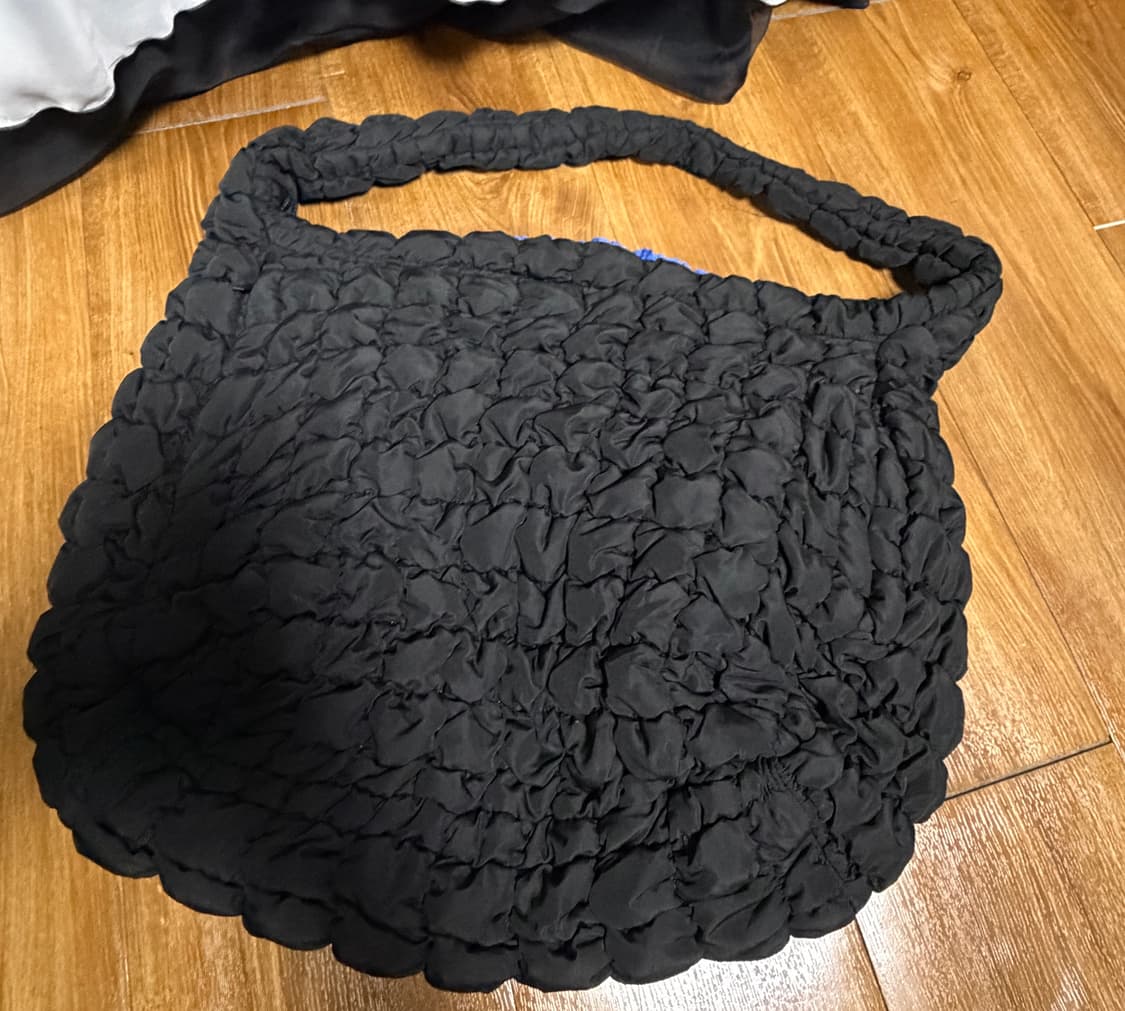 코스 퀼티드 오버사이즈 구름백 블랙 상품이미지2