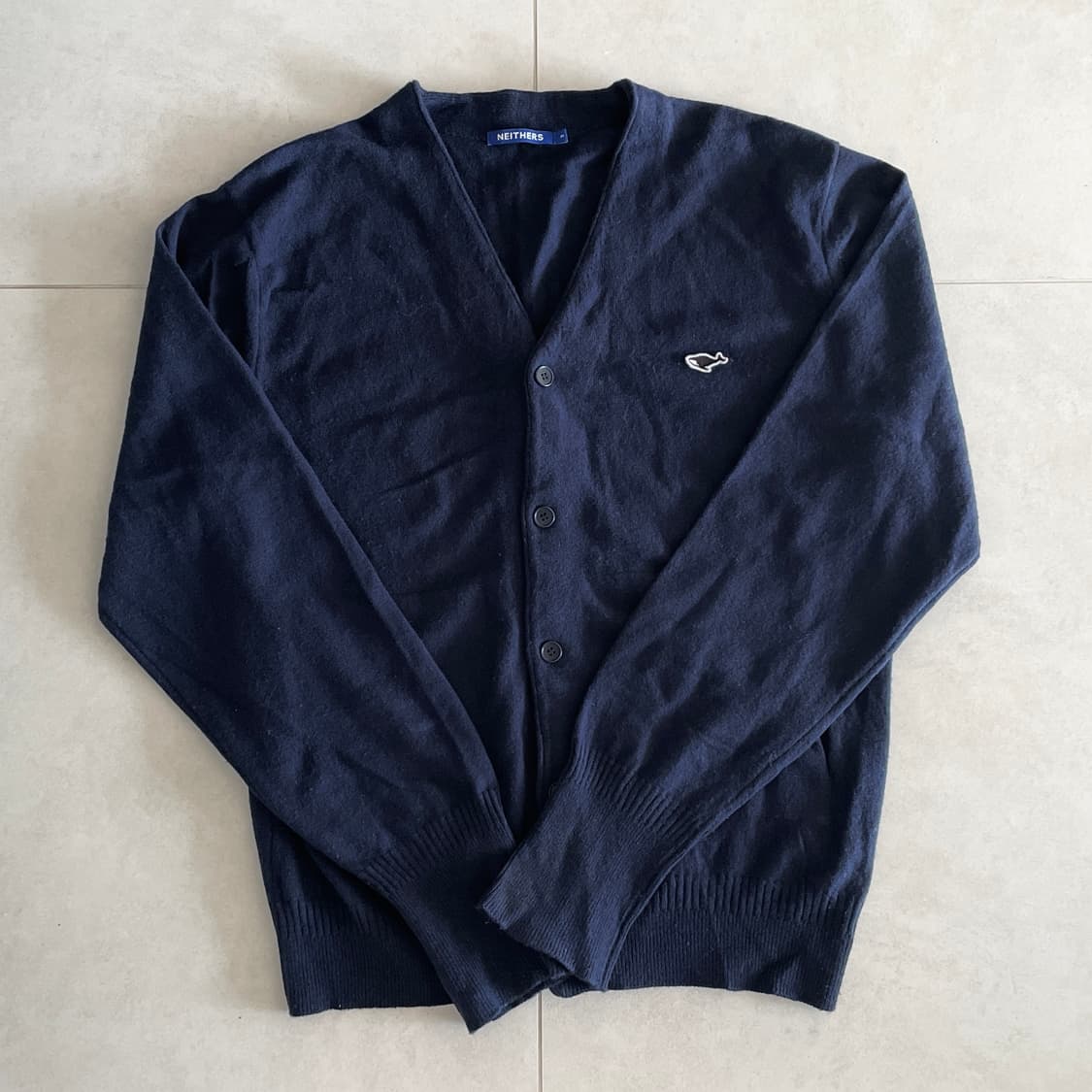 네이더스 미니멀 로고가디건 네이비 3 상품이미지1