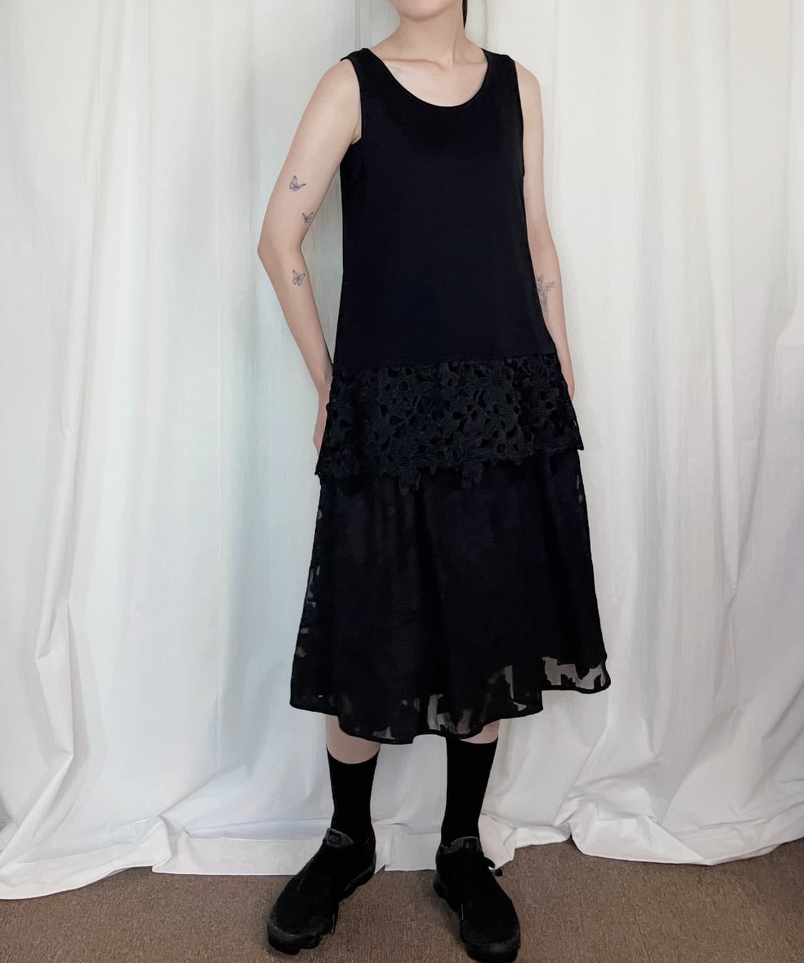 Flower Punching Hem Sleeveless - Black 상품이미지2