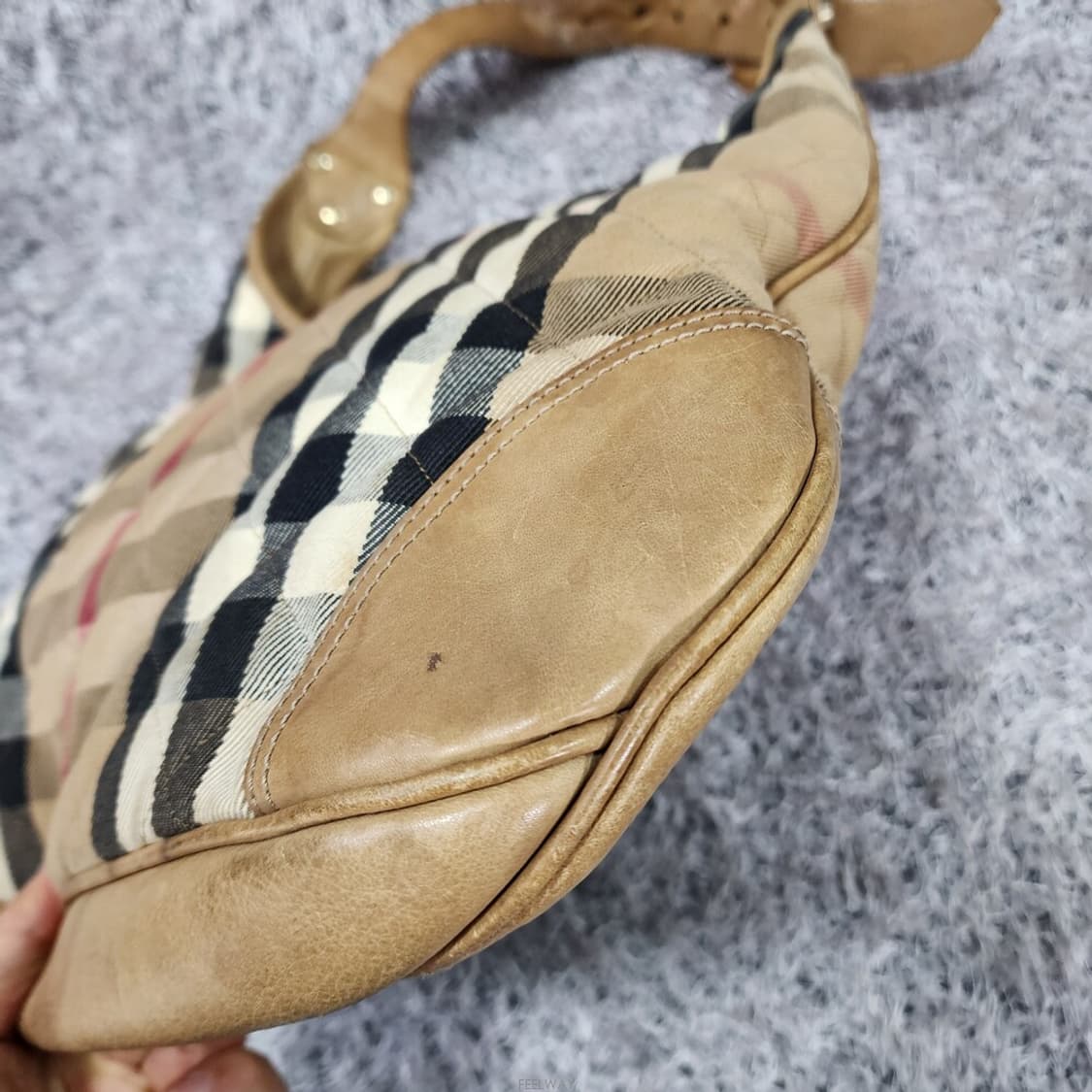 버버리 자가드 체크 숄더백 상품이미지6