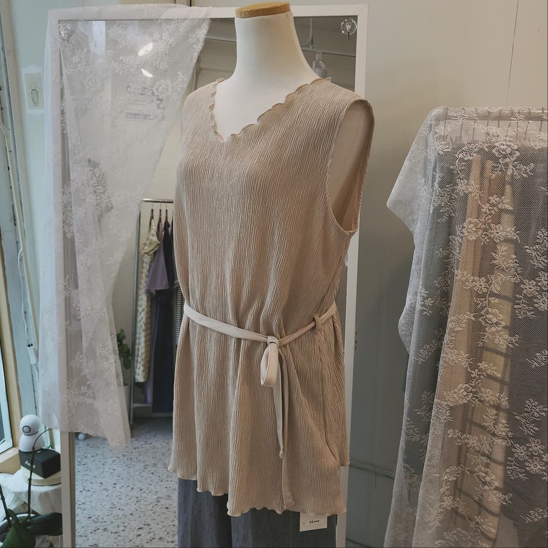 Lutique 벨티드 플리츠 슬리브리스 상품이미지3