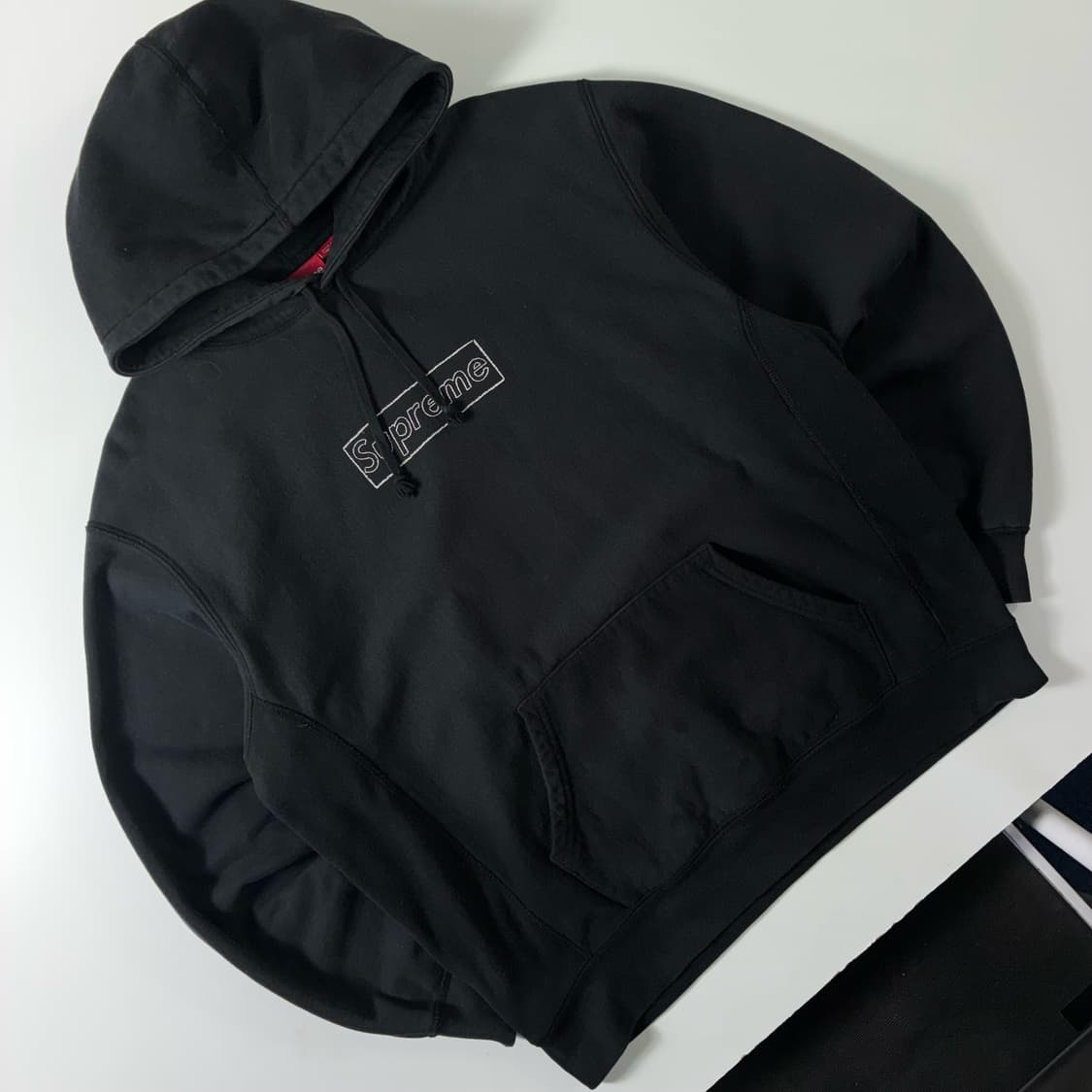 Supreme  슈프림 x 카우스 초크 로고 블랙 후드티  상품이미지1