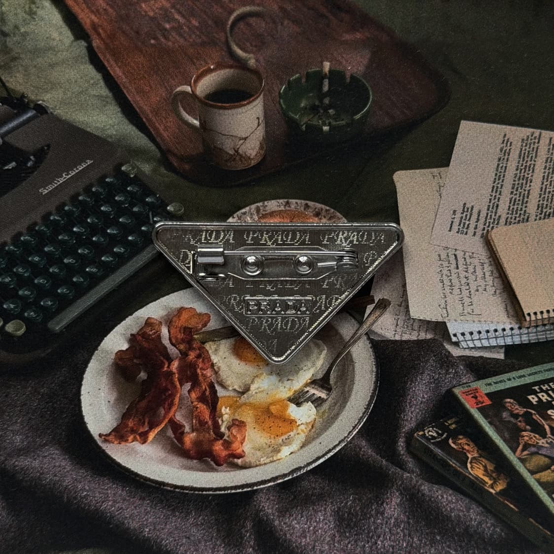 프라다 트라이앵글 메탈 브로치 상품이미지3