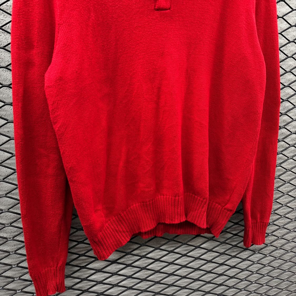 폴로 랄프로렌 하프 버튼넥 니트 우드톤 버튼 포니자수 디테일 솔리드레드 상품이미지5