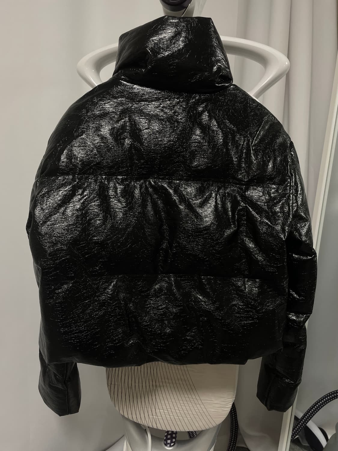 페일제이드 무광 블랙 크랙 하이넥 숏패딩 상품이미지4