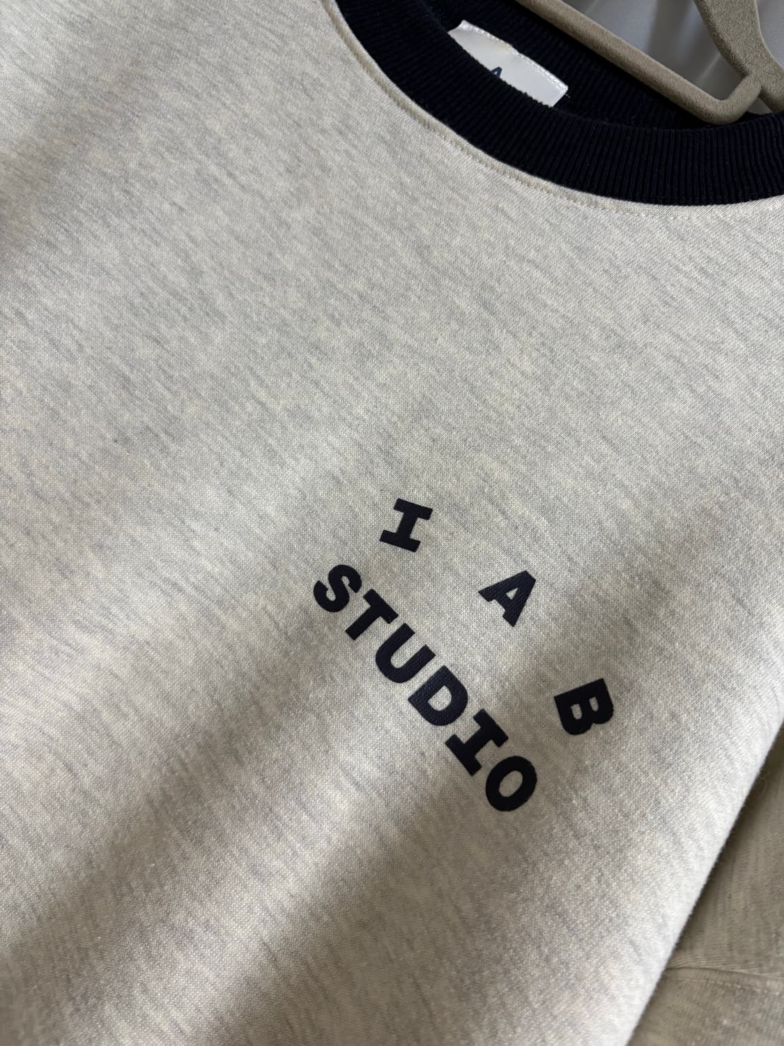 아이앱스튜디오 맨투맨 오트밀 네이비 상품이미지3