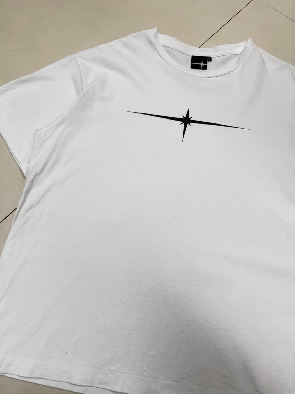 틸던 시그니처 빅로고 미니멀 화이트 반팔 티셔츠 상품이미지2