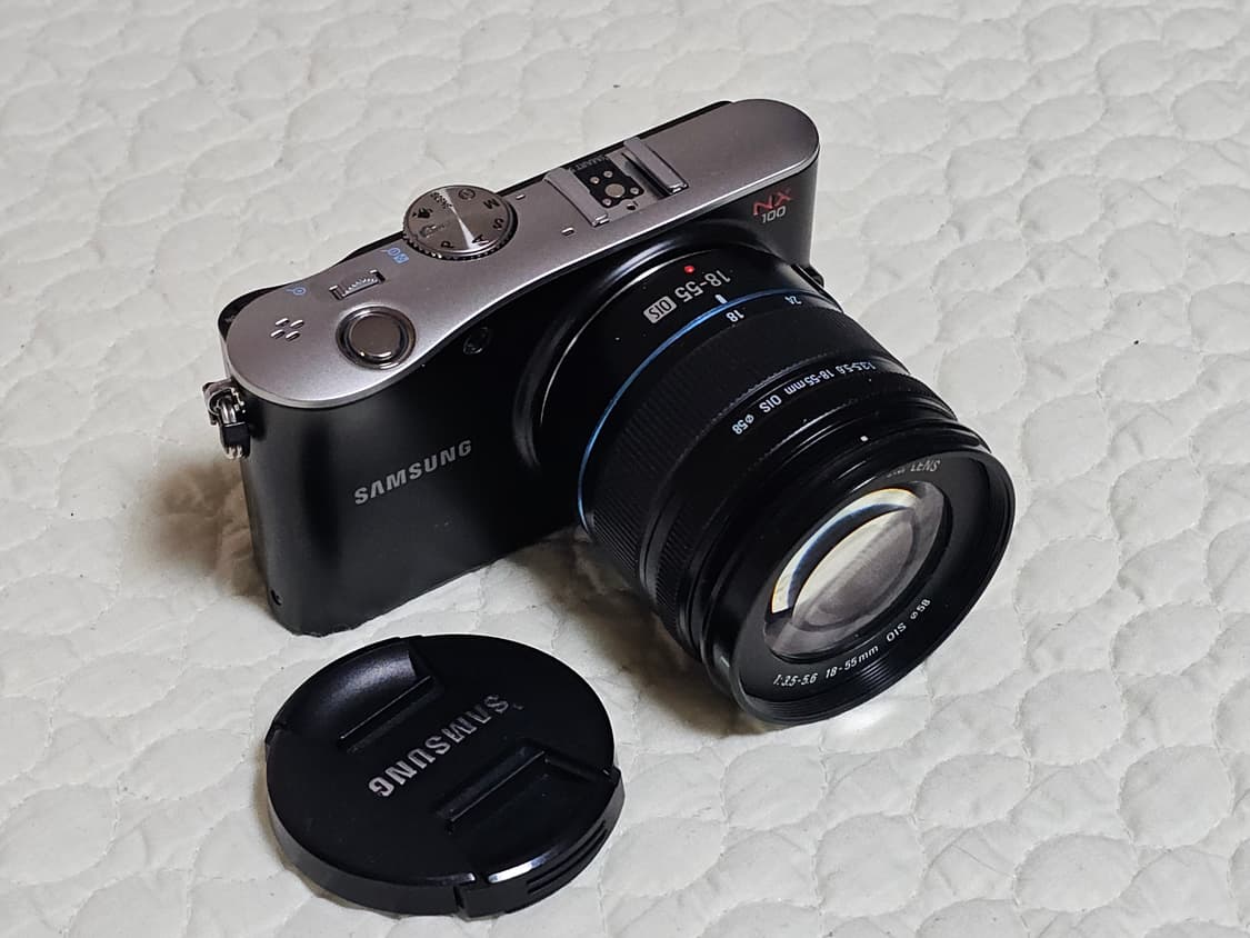 삼성 NX100 미러리스 카메라와 18-55mm 렌즈 상품이미지2