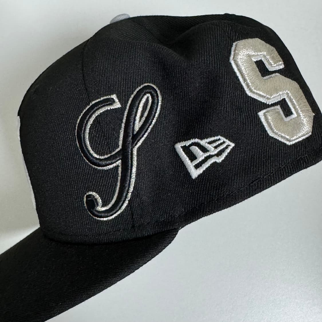 슈프림 멀티 S 로고 뉴에라 블랙 - 25SS 상품이미지4