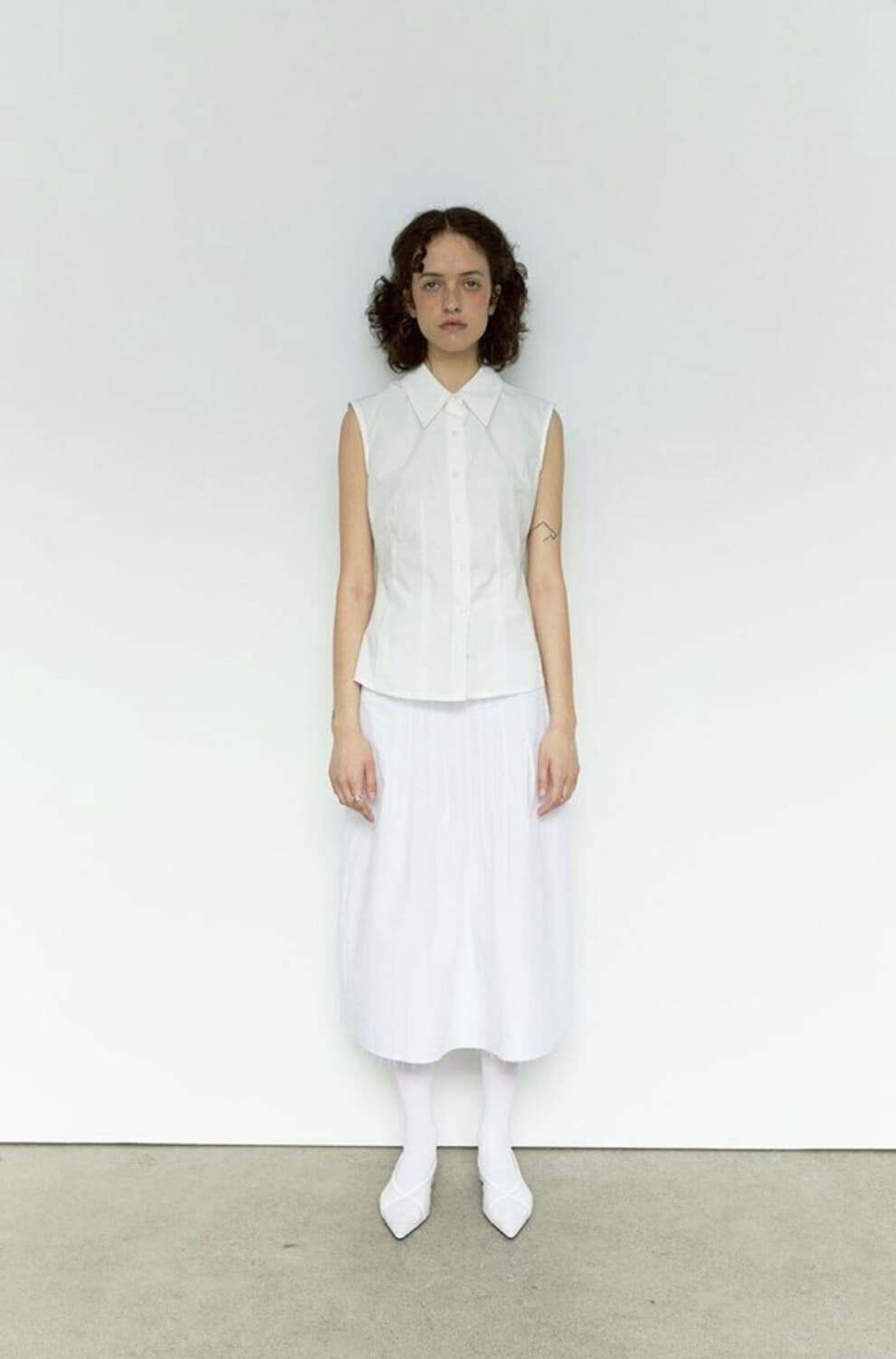 (당일발송/새상품) 리포스 코튼 슬리브리스 블라우스 판매합니다. 상품이미지1