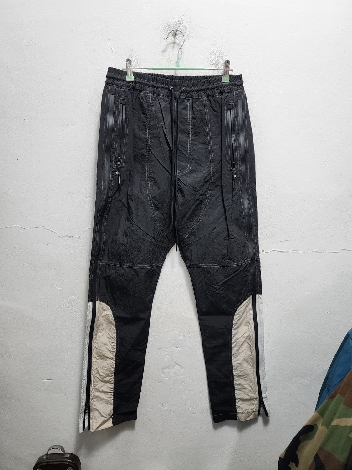 파아카이브 파프롬왓 나일론 지퍼디테일 트랙팬츠 상품이미지1