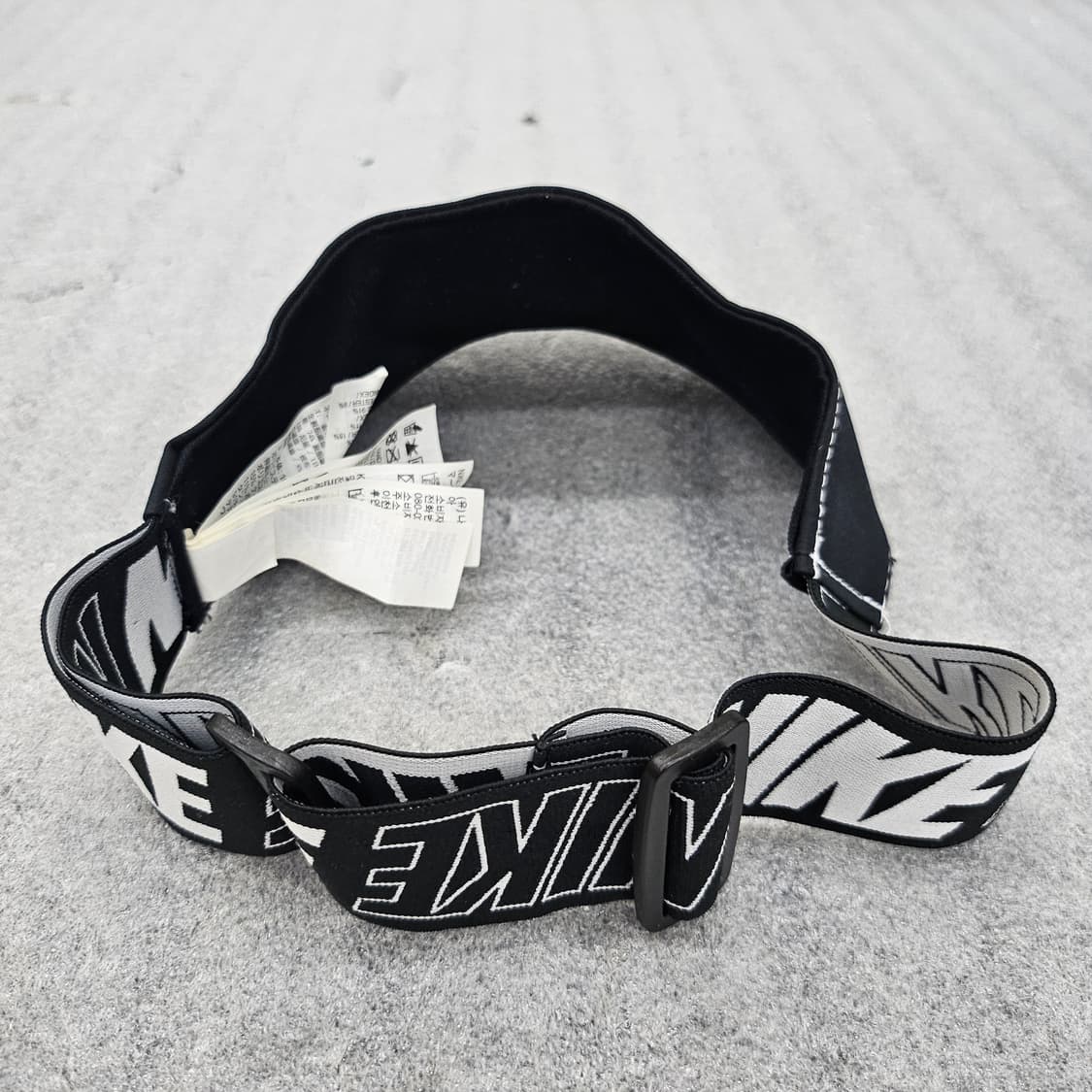 나이키 로고가 돋보이는 블랙 색상의 썬캡 상품이미지5