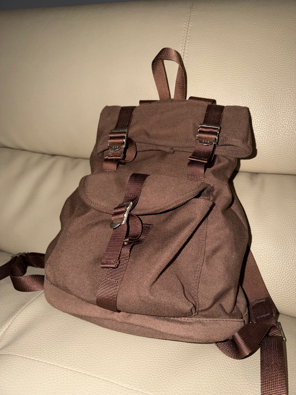 buckle point brown backpack 상품이미지2