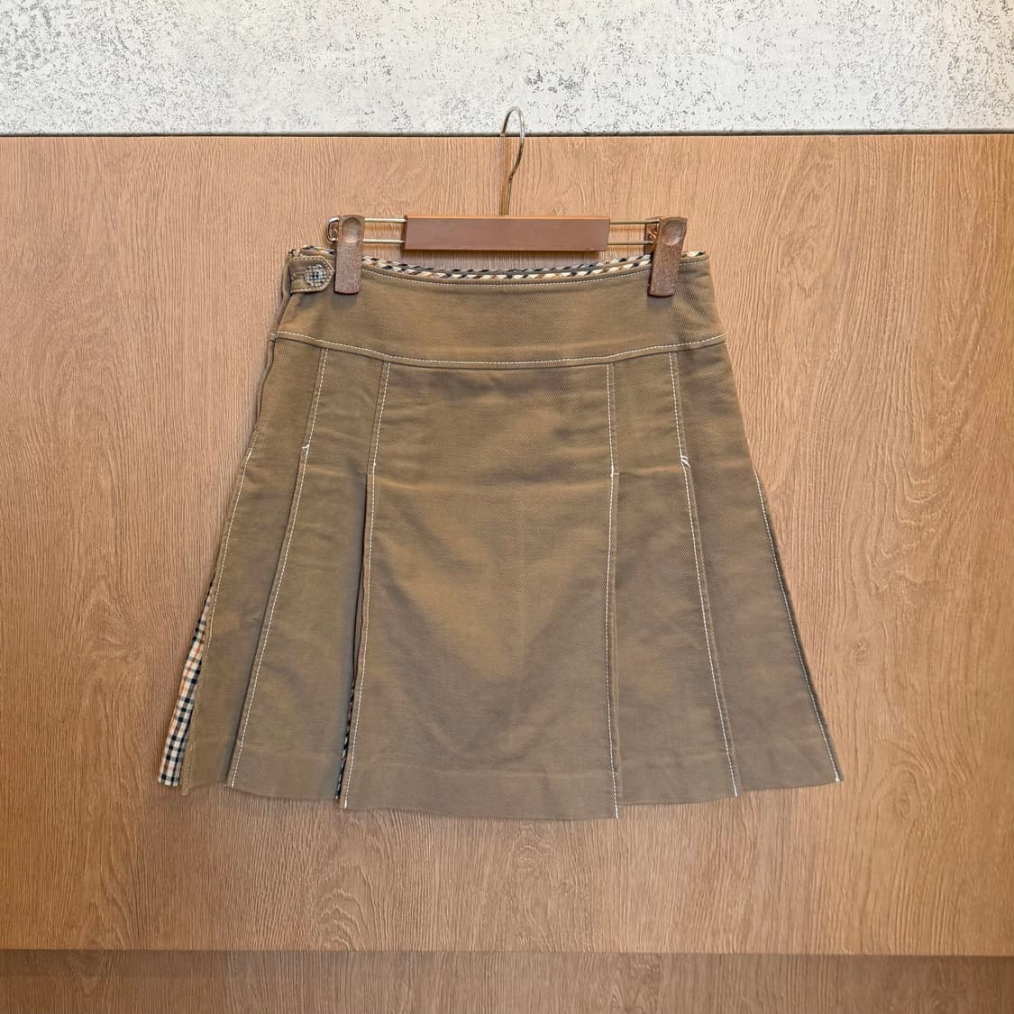 닥스 미디 스커트 사이드 플리츠 체크 배색 디테일 A라인 브라운 상품이미지5