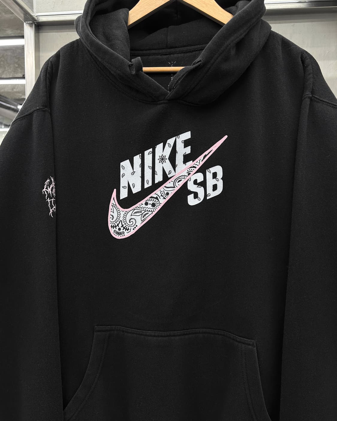 나이키 x 트래비스 스캇 페이즐리 스우시 스웻 후드티 블랙 상품이미지2