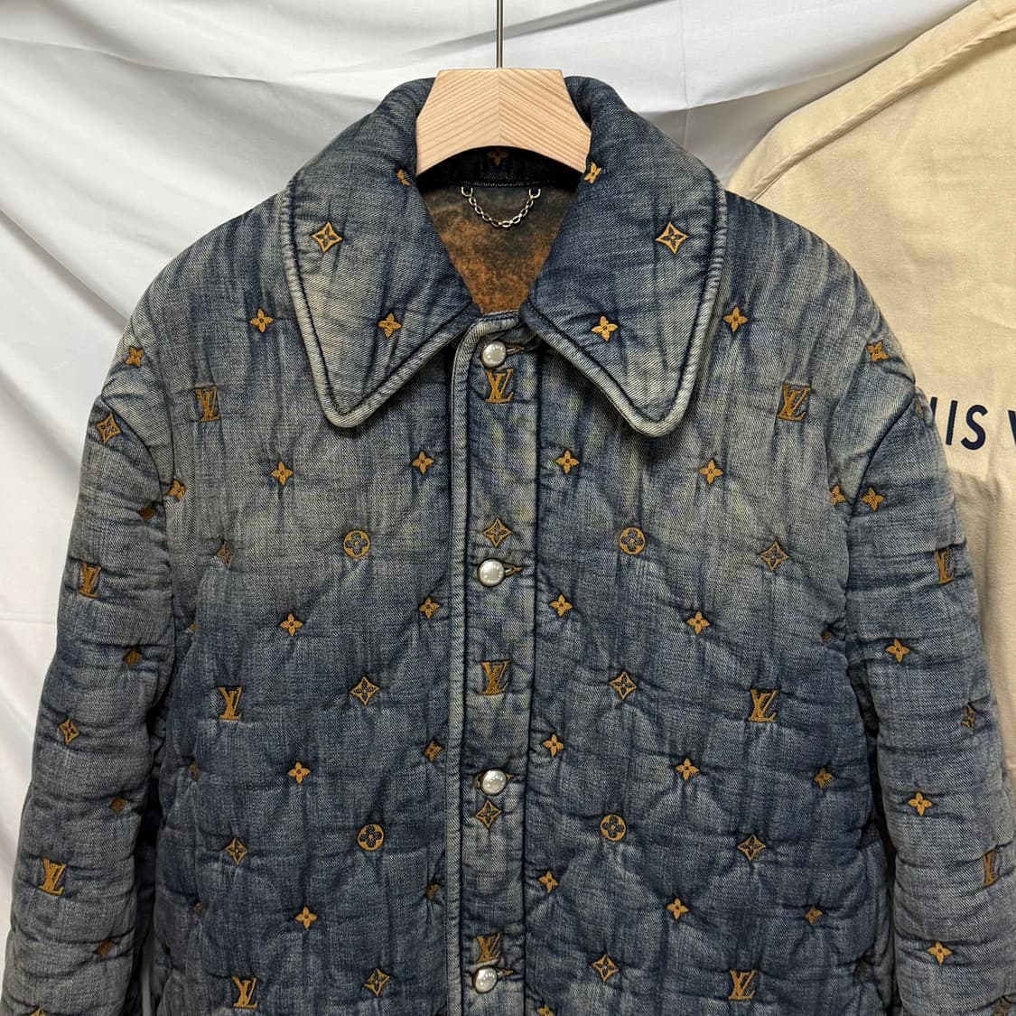 [S+급/L] 루이비통 패디드 데님 모노그램 패딩 자켓 백화점판 상품이미지2