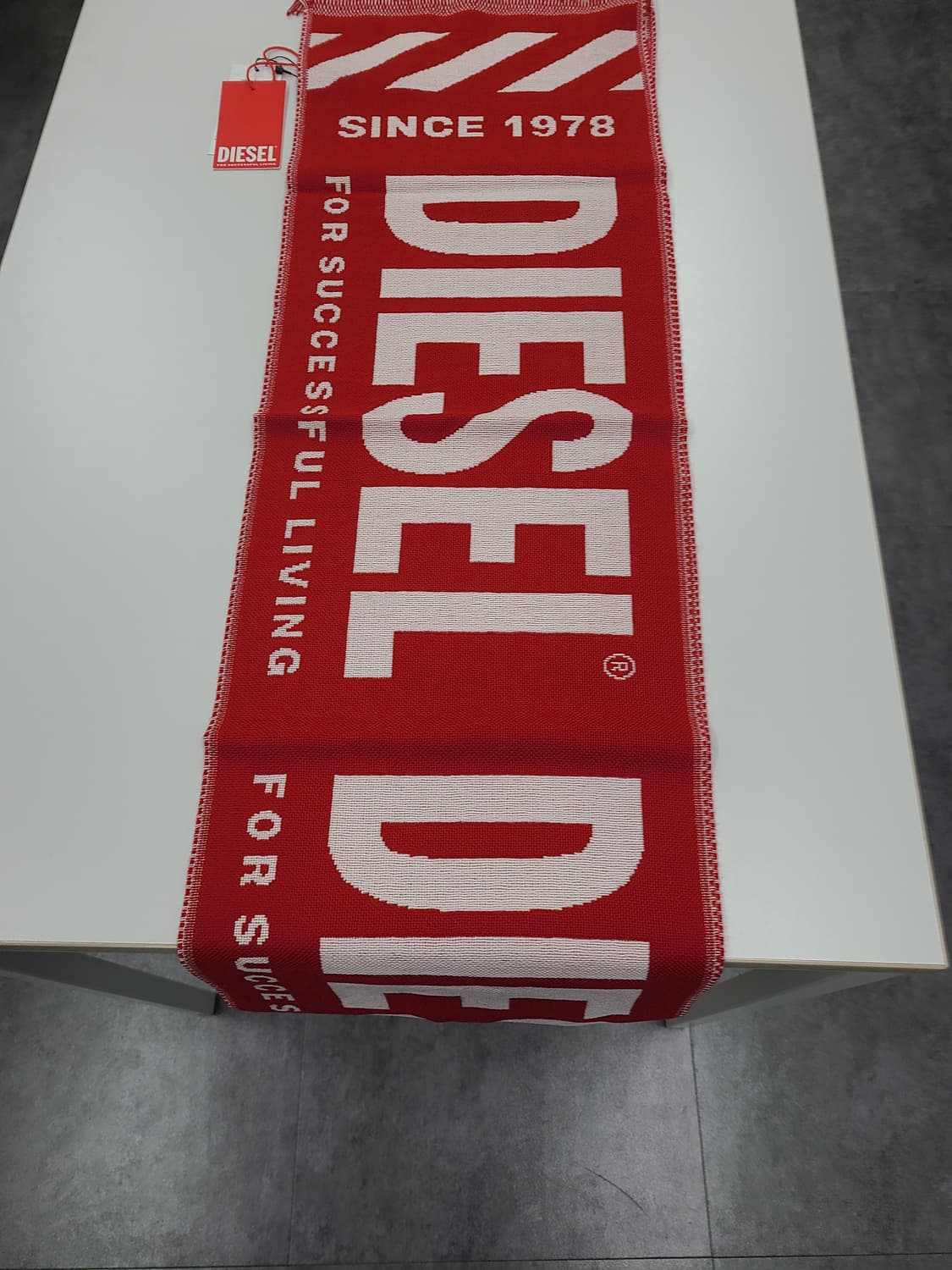 디젤 로고 스카프 레드 새상품 상품이미지1