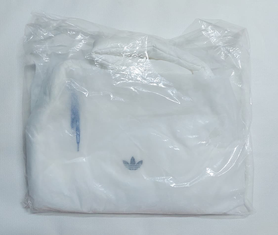새상품) 아디다스 한정판 가방 크로스백 패딩백 구름백 상품이미지5