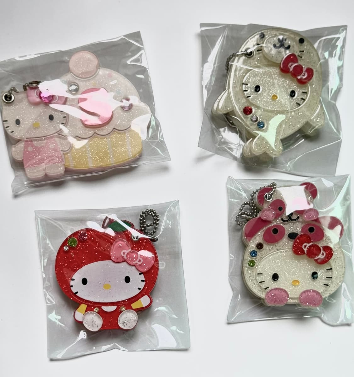 [고전]헬로키티 글리터 아크릴 거울 키링 (팬더/물개/사과/컵케이크) 상품이미지1