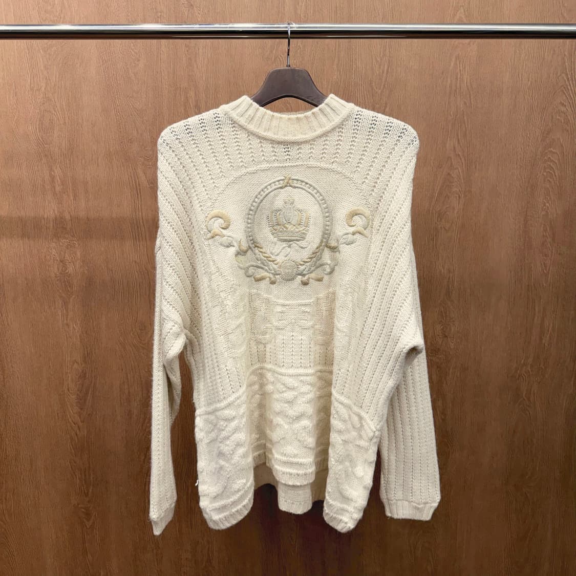 베르사체 긴팔 케이블 니트 크루넥 크라운 매두사 엠블럼 디테일 아이보리 상품이미지2