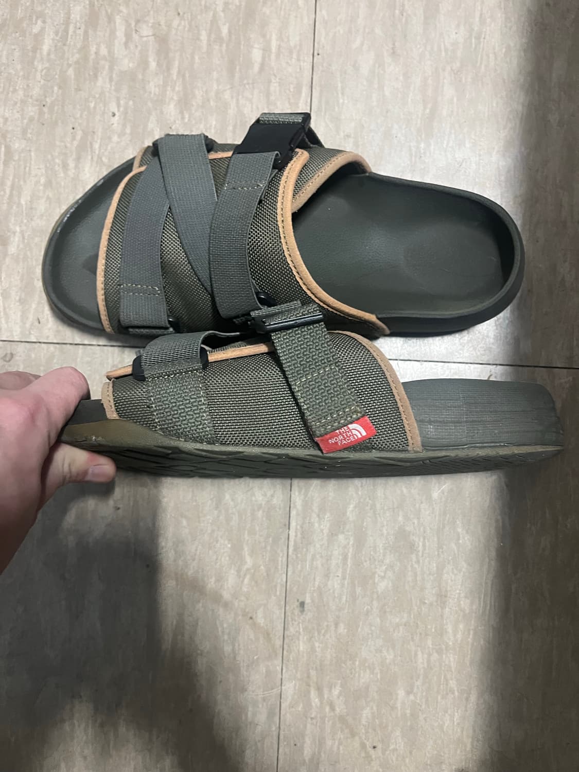 노스페이스 카키색 스트랩 슬리퍼 상품이미지2