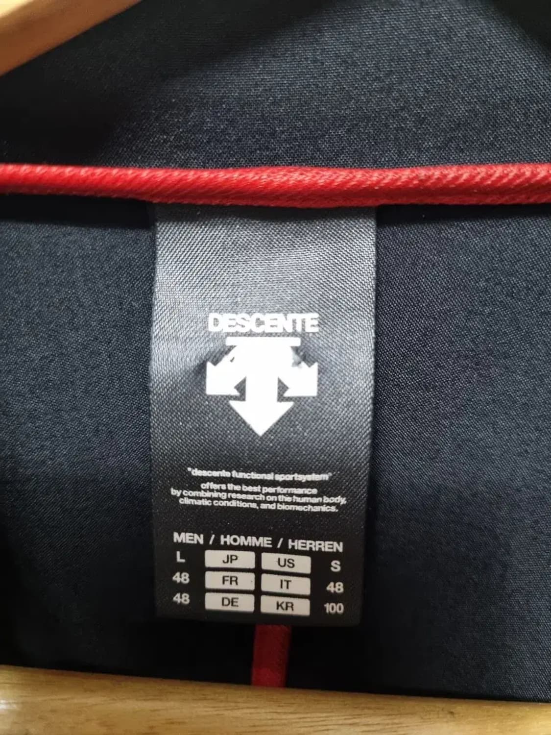 데상트 후드 바람막이 자켓 100 상품이미지4