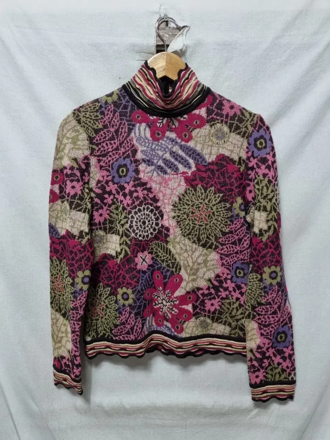 미쏘니 플라워 패턴 터틀넥 니트 46 상품이미지1