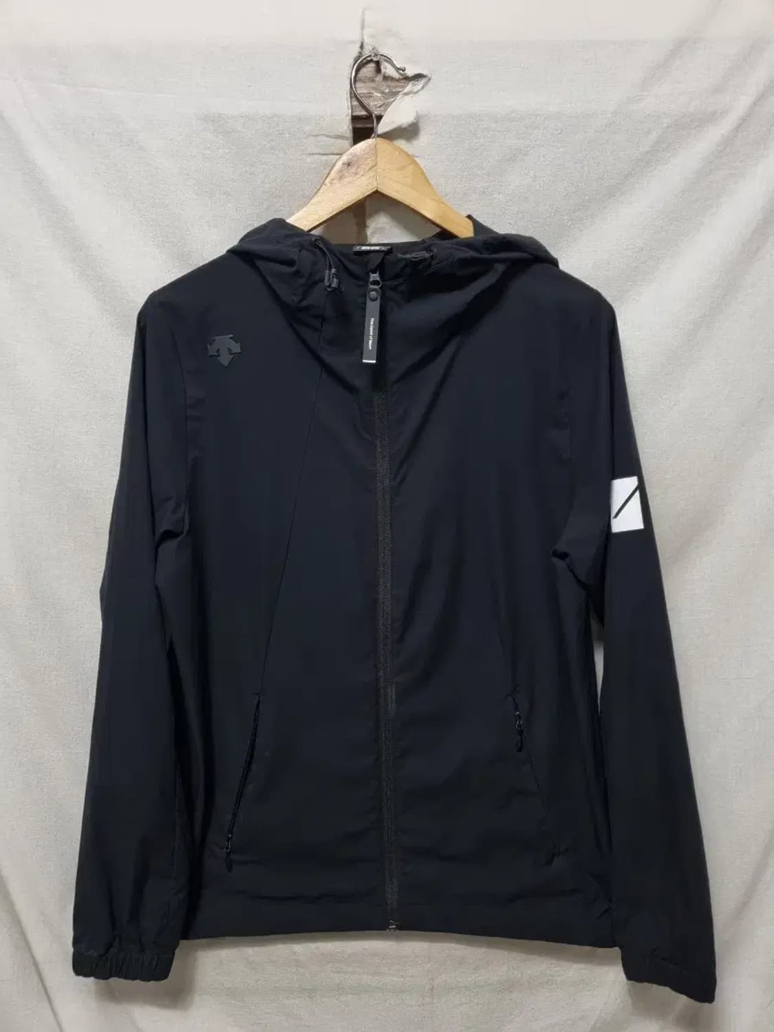 데상트 블랙 후드 바람막이 자켓 M 상품이미지1